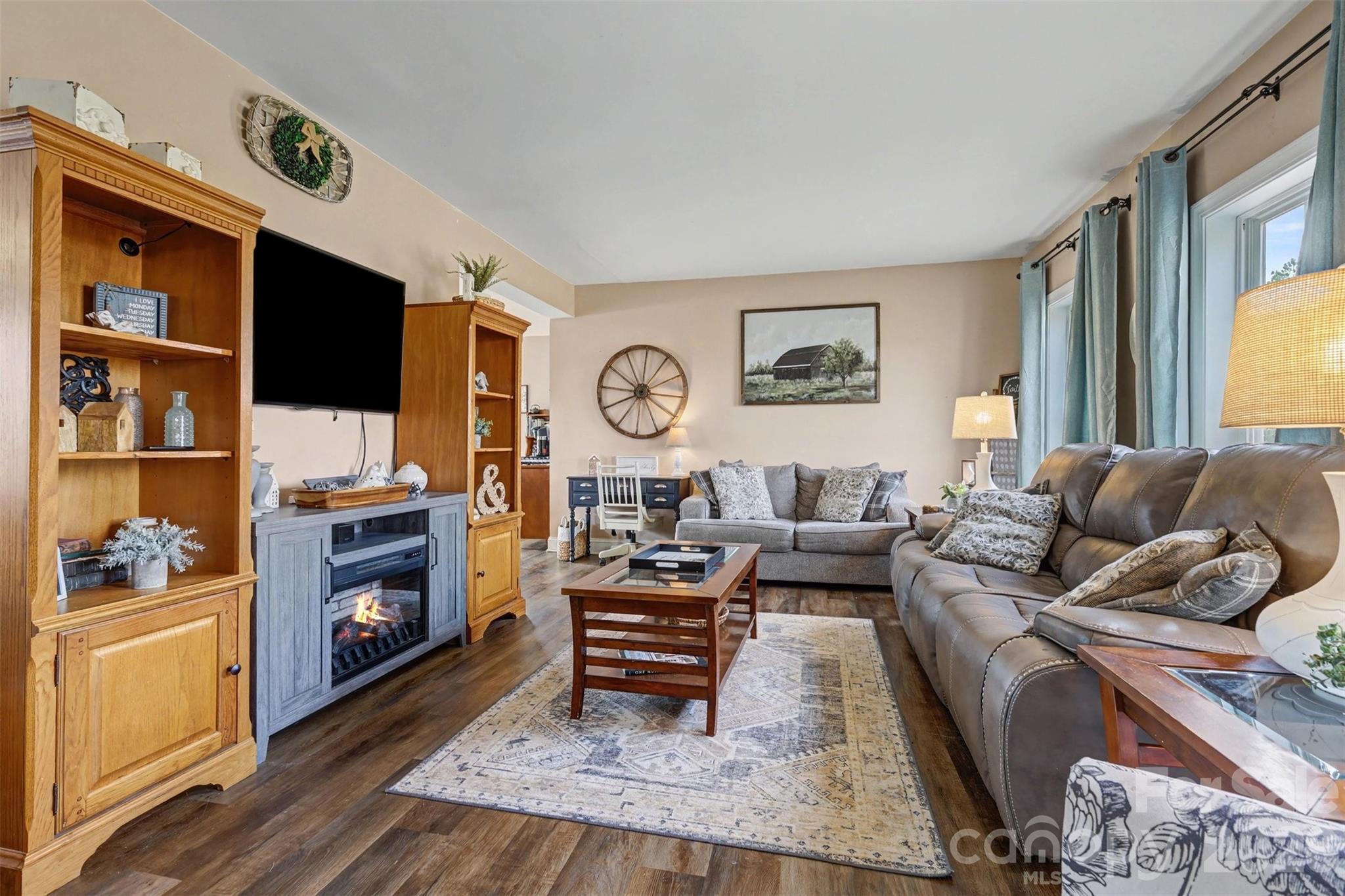 2262 Center Road — Chester