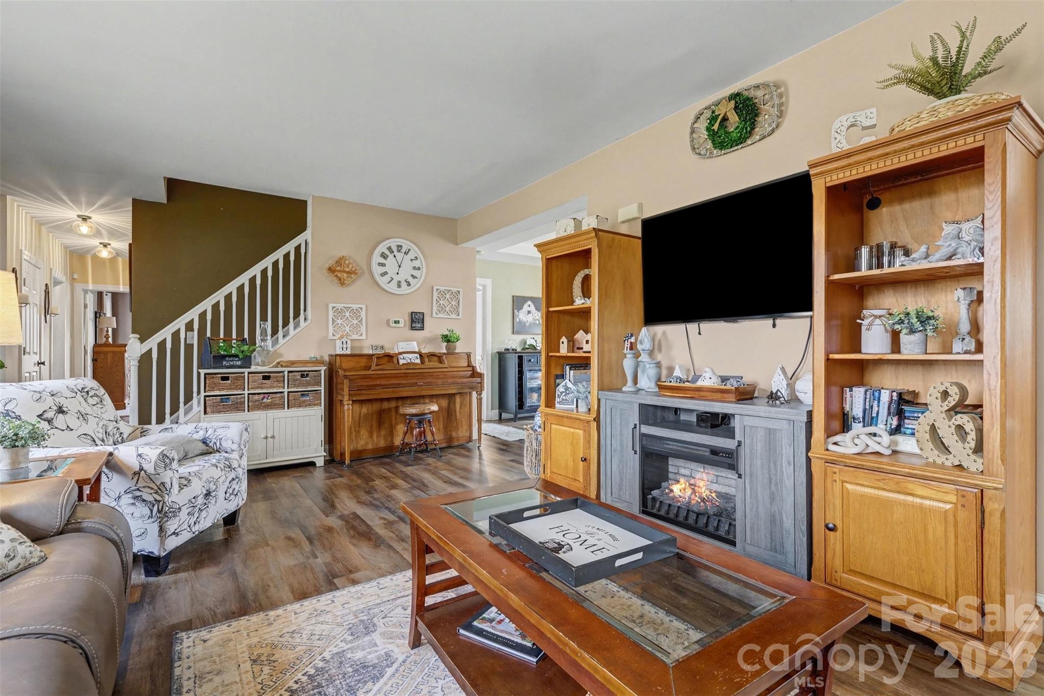 2262 Center Road — Chester