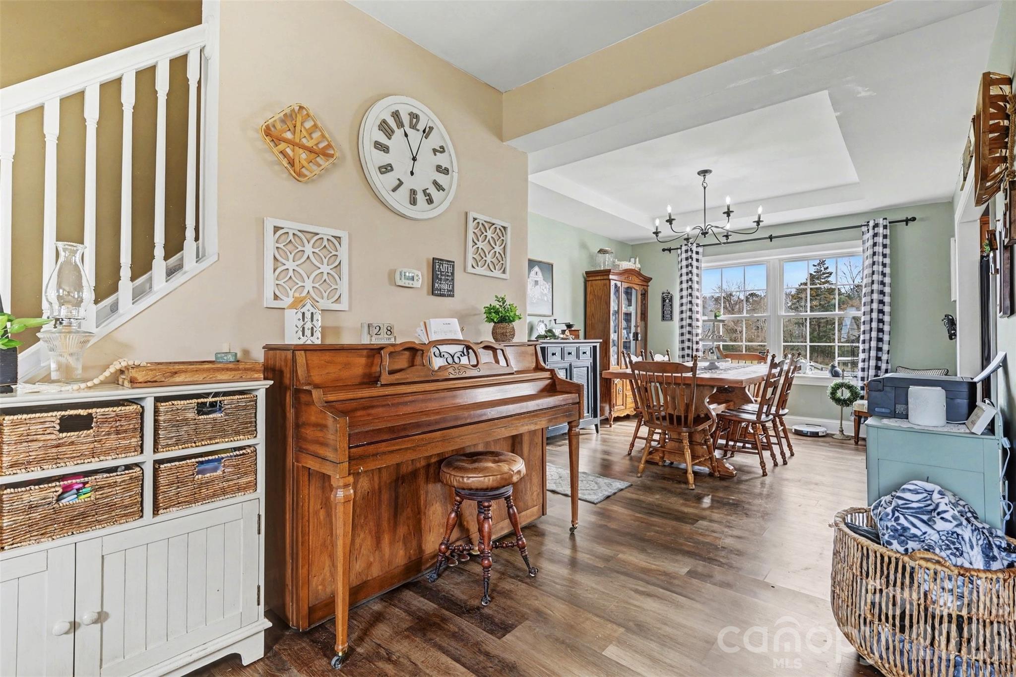 2262 Center Road — Chester