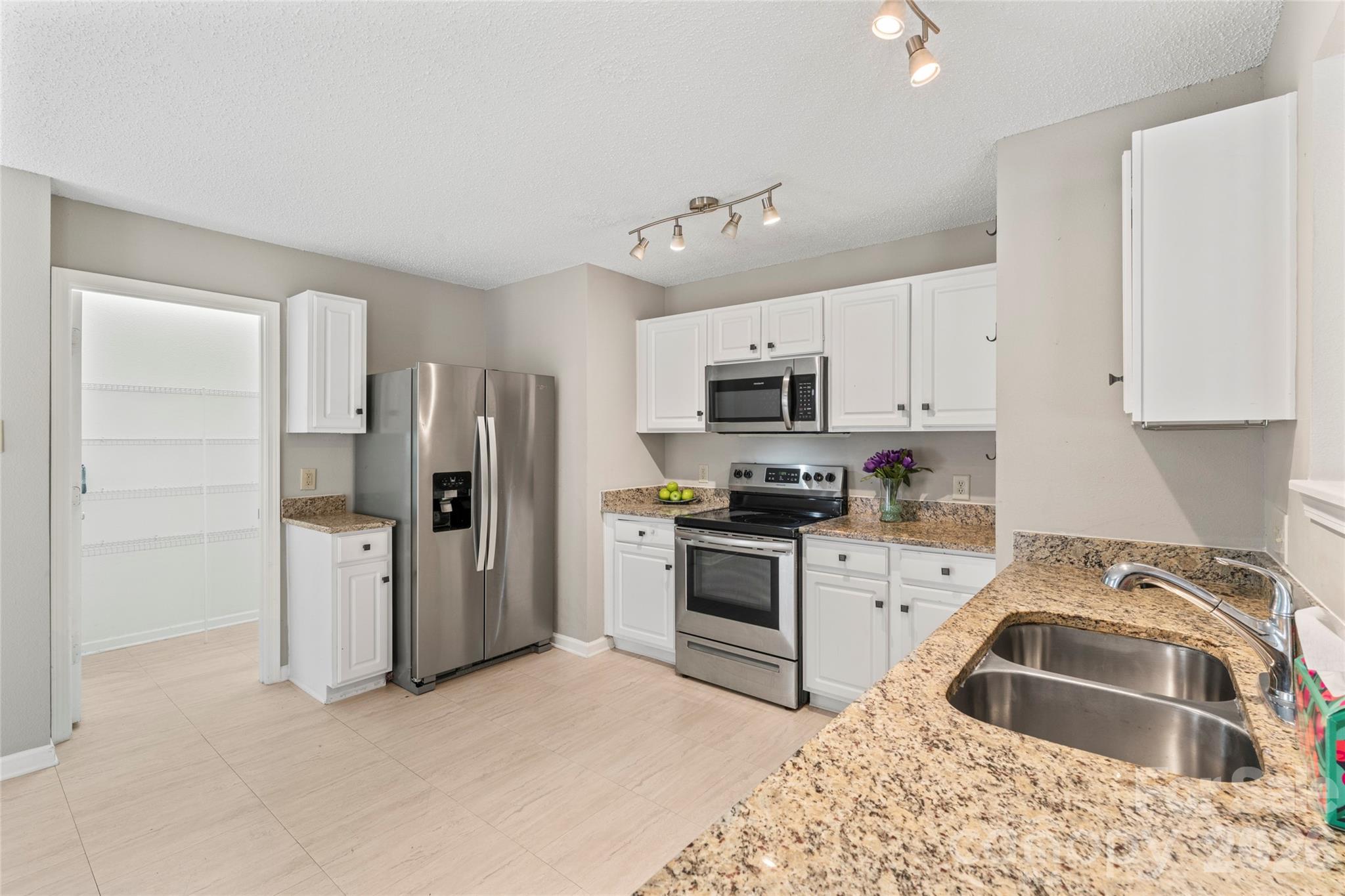 4208 Shasta Circle — Clover
