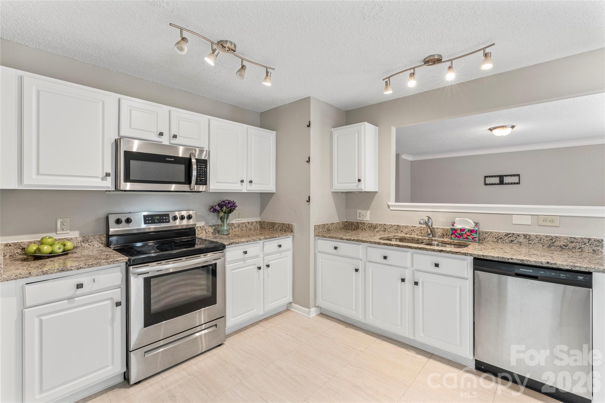 4208 Shasta Circle — Clover