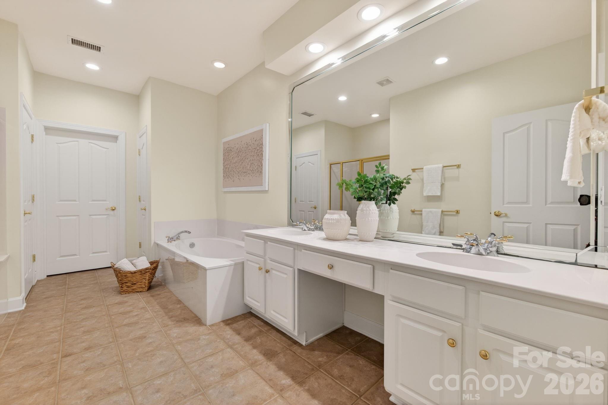 10879 Rogalla Drive — Charlotte