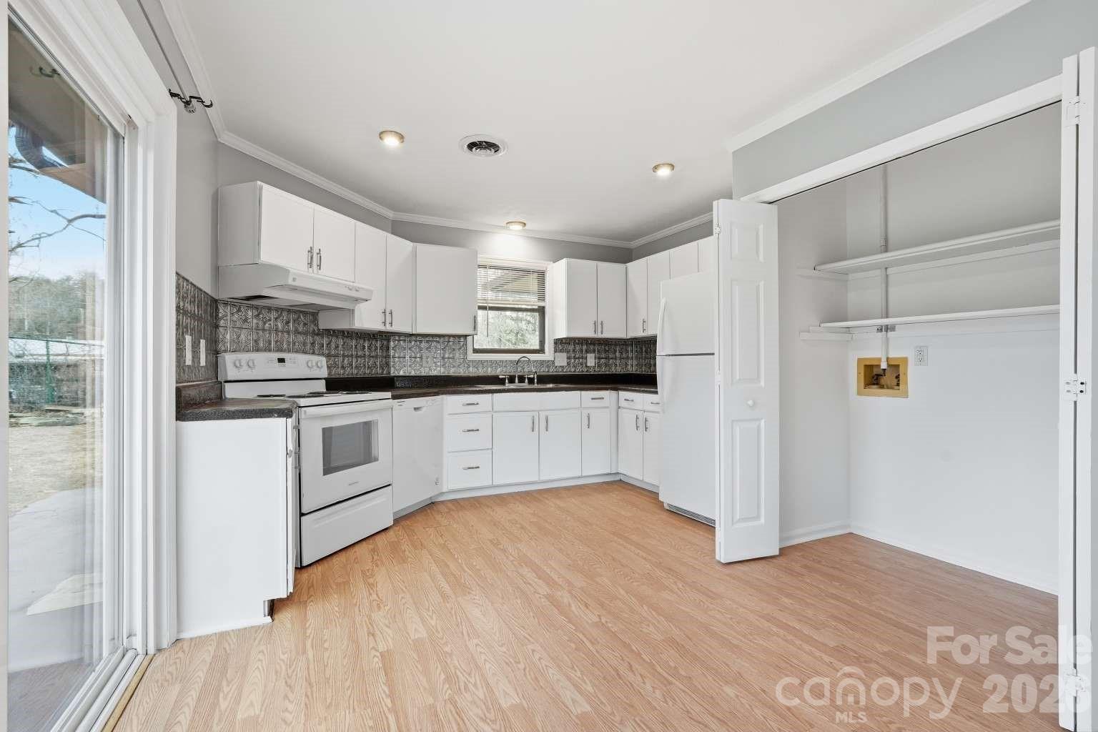 714 Farmington Circle — Hendersonville