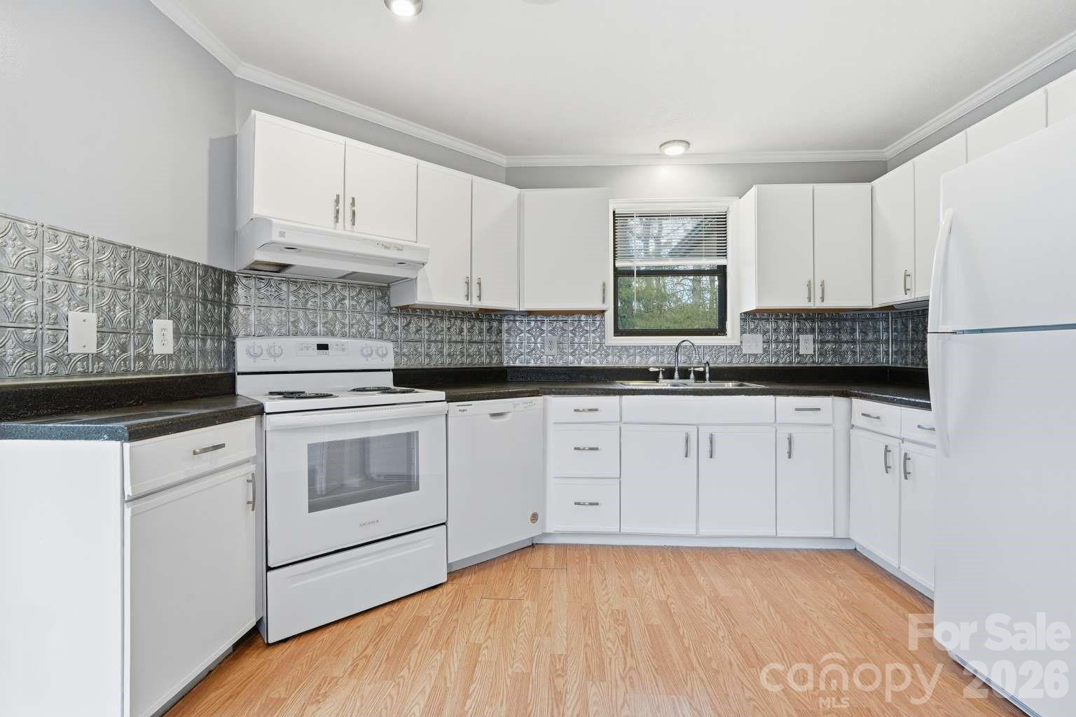 714 Farmington Circle — Hendersonville