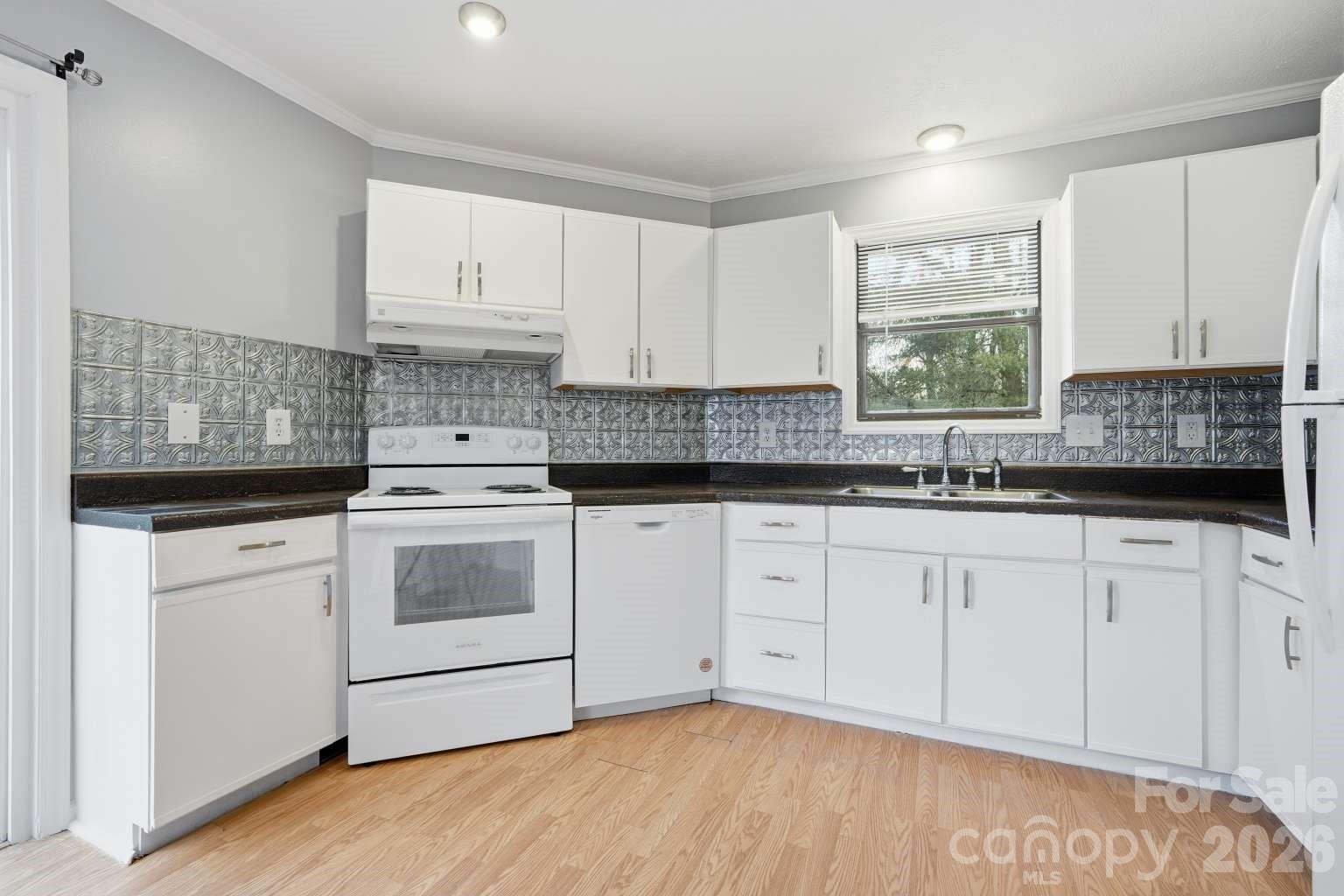 714 Farmington Circle — Hendersonville