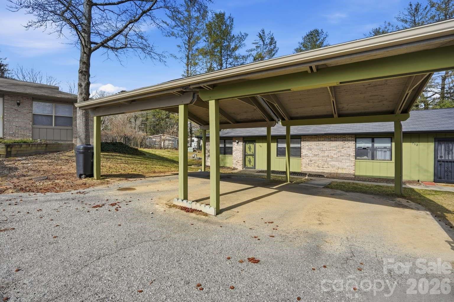 714 Farmington Circle — Hendersonville