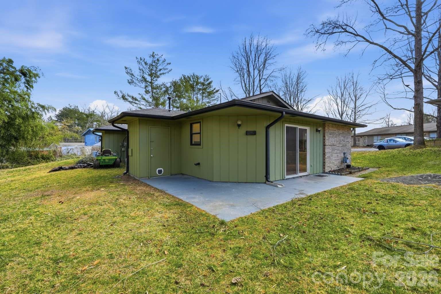 714 Farmington Circle — Hendersonville