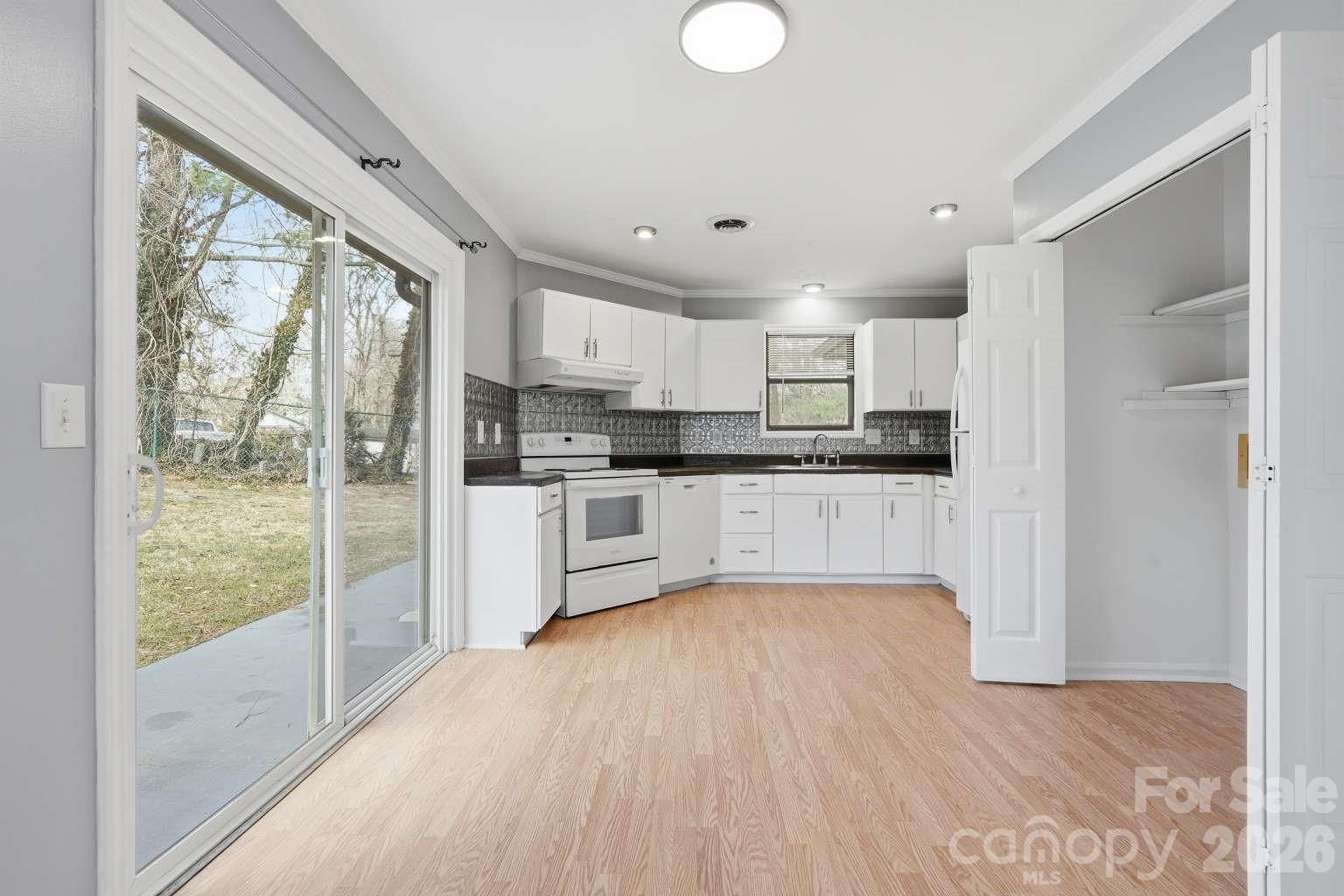 714 Farmington Circle — Hendersonville