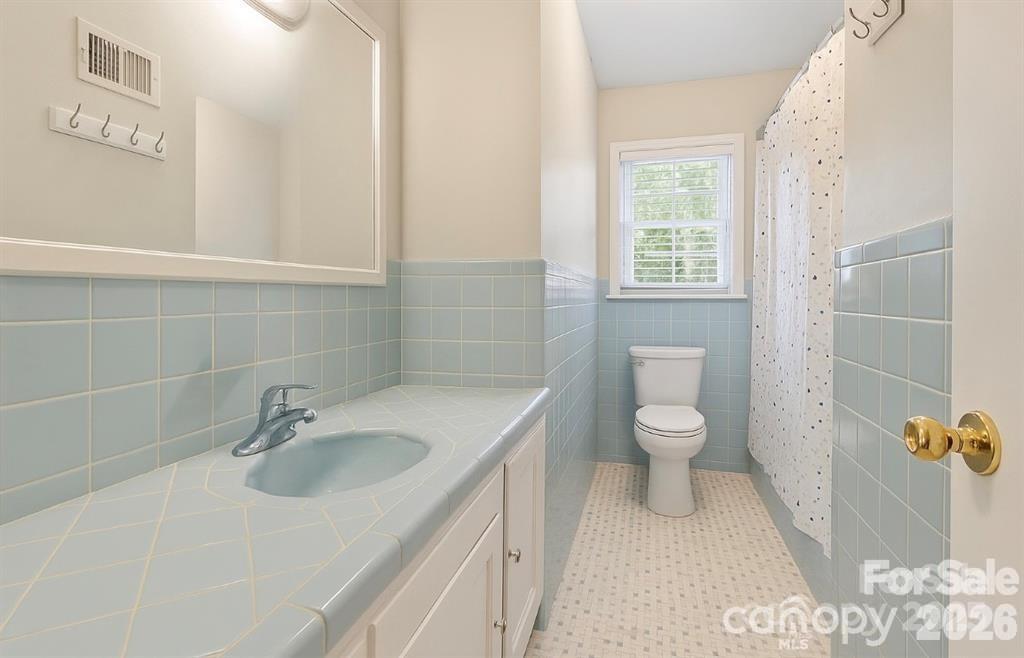 211 General Stonewall Jackson Drive — Stanley