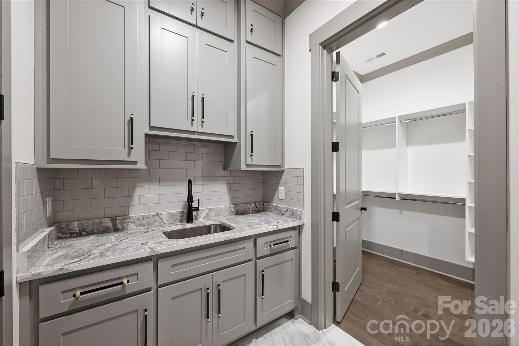 8159 Fairview Road — Charlotte