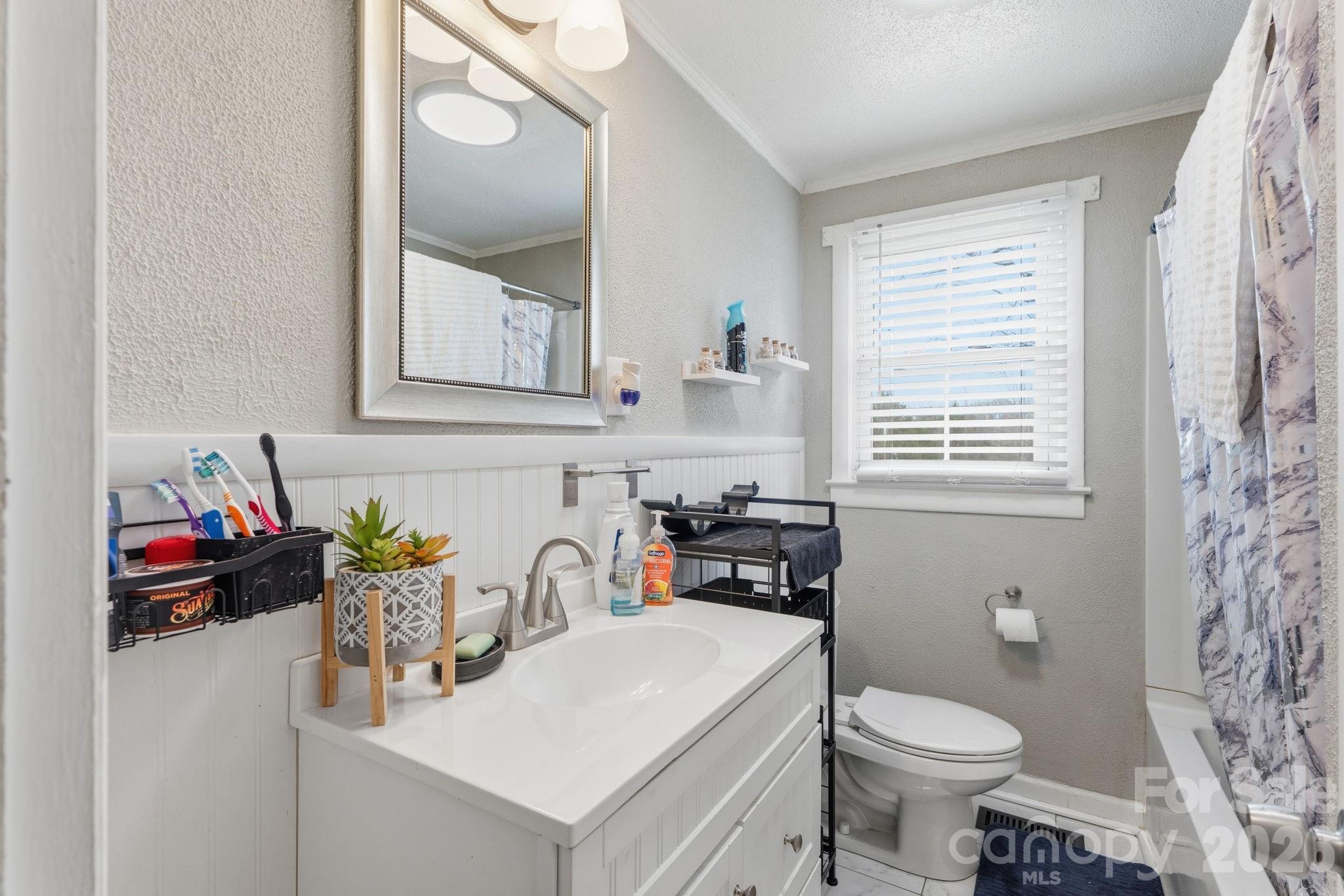 736 E 11th Street — Newton