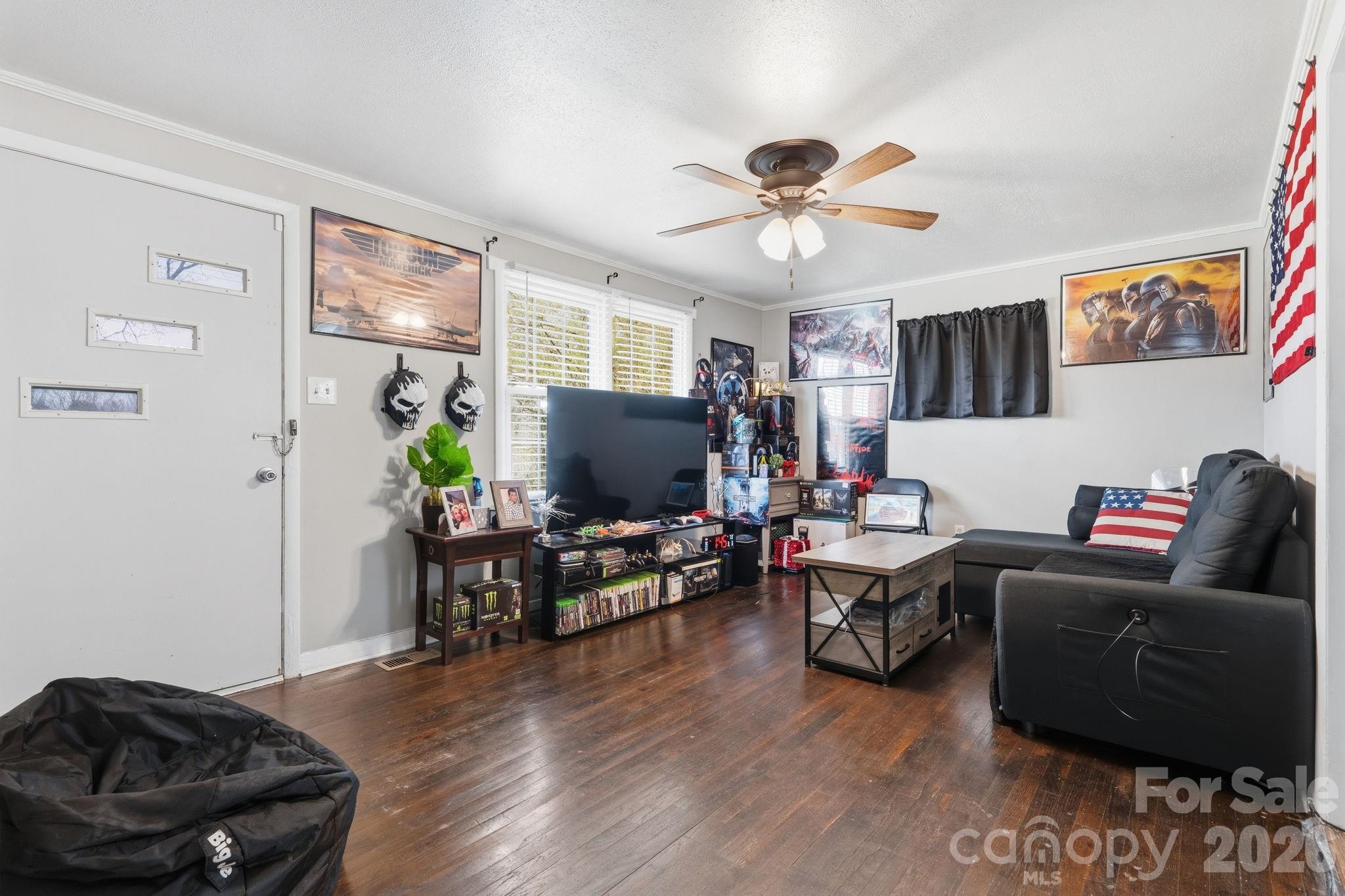 736 E 11th Street — Newton