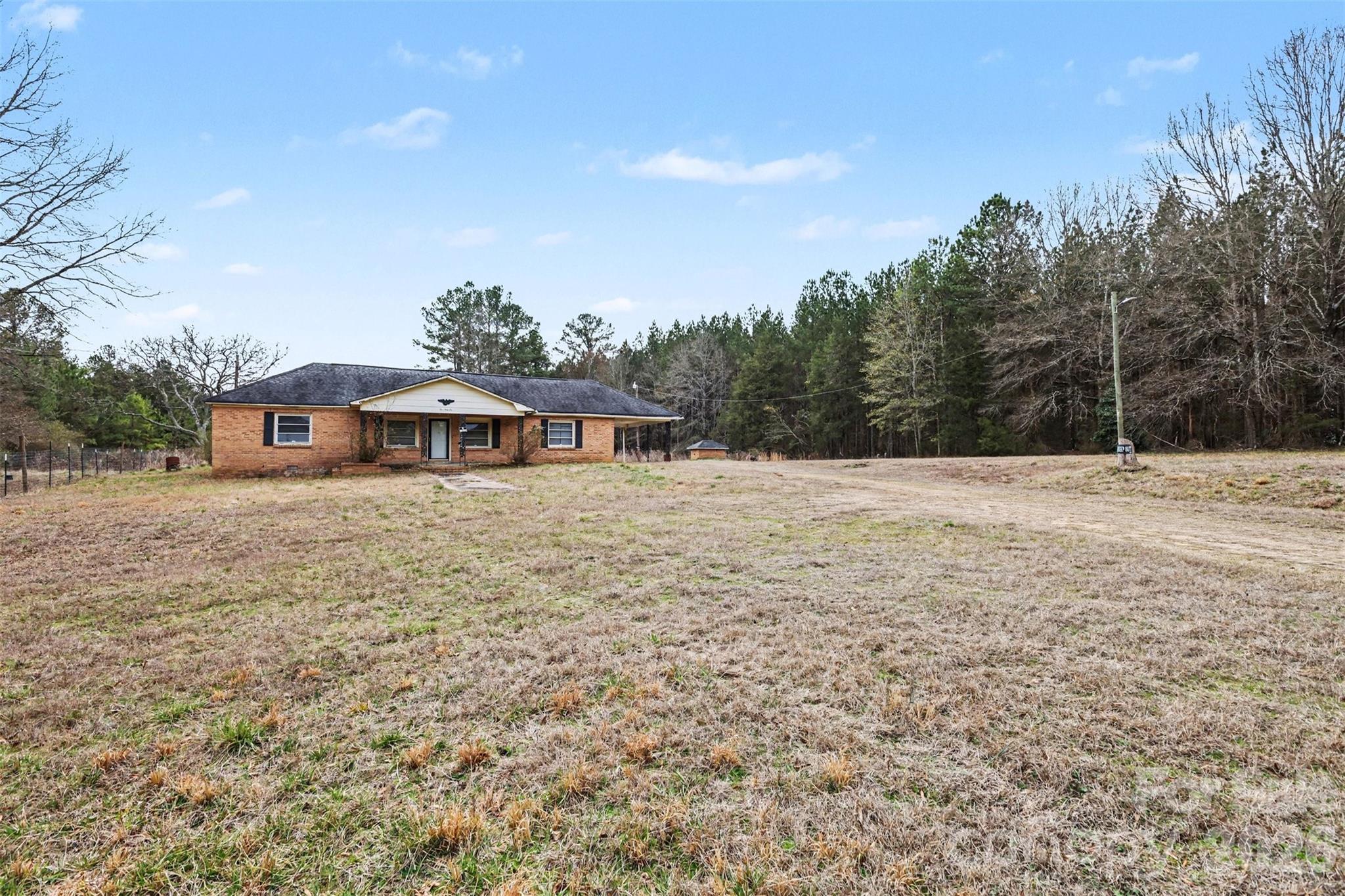 596 Armory Road — Chester