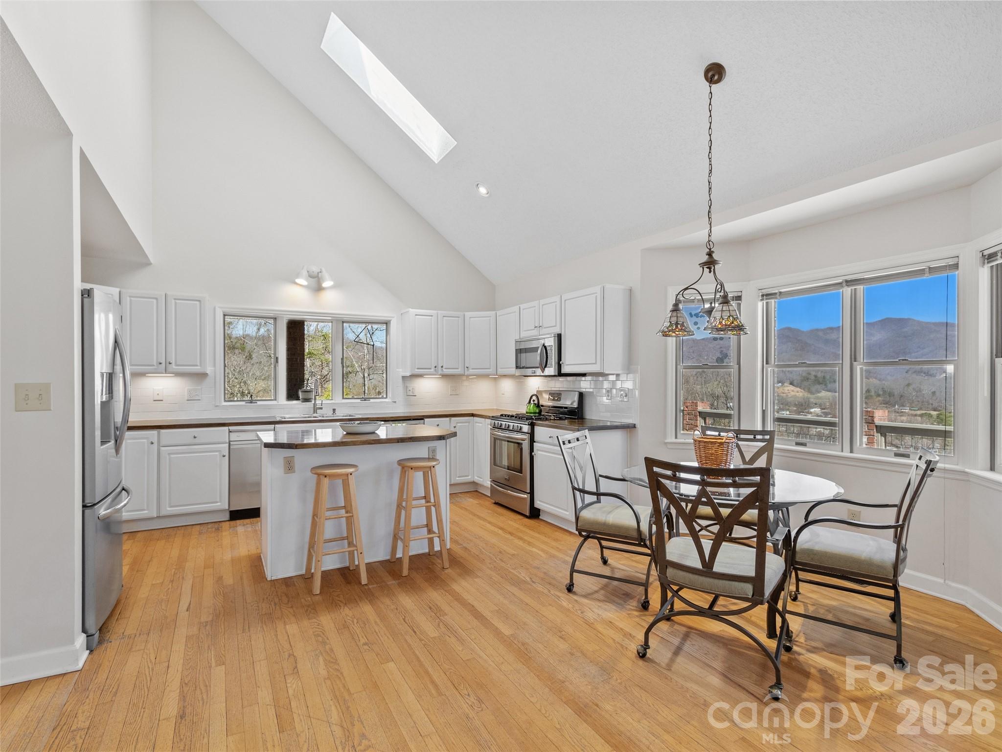 126 Hillcrest Drive — Barnardsville