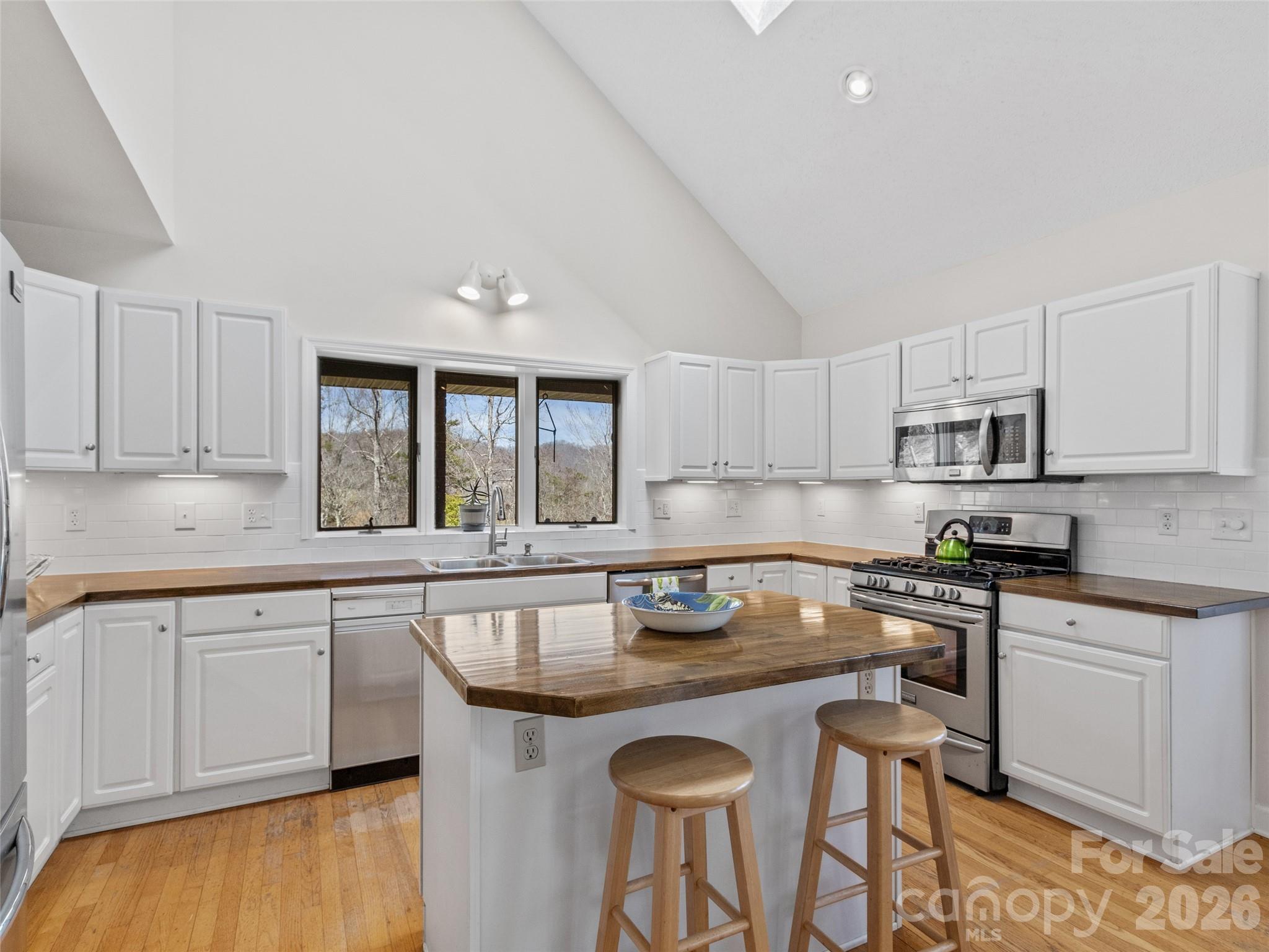 126 Hillcrest Drive — Barnardsville