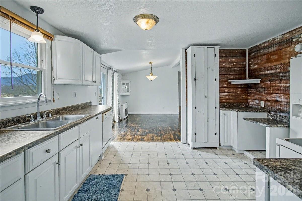 170 Styles Road — Burnsville