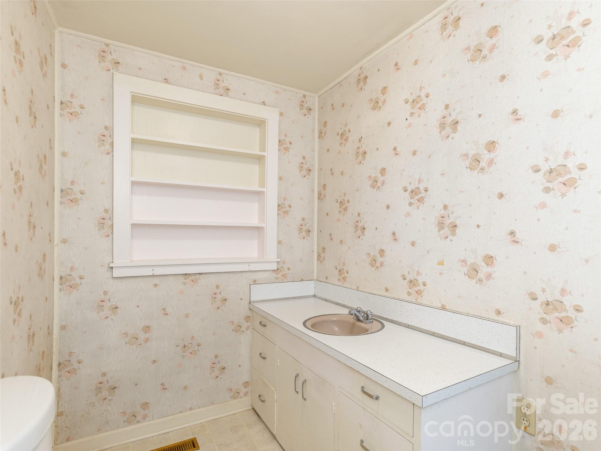 34 Lockhart Road — Tryon