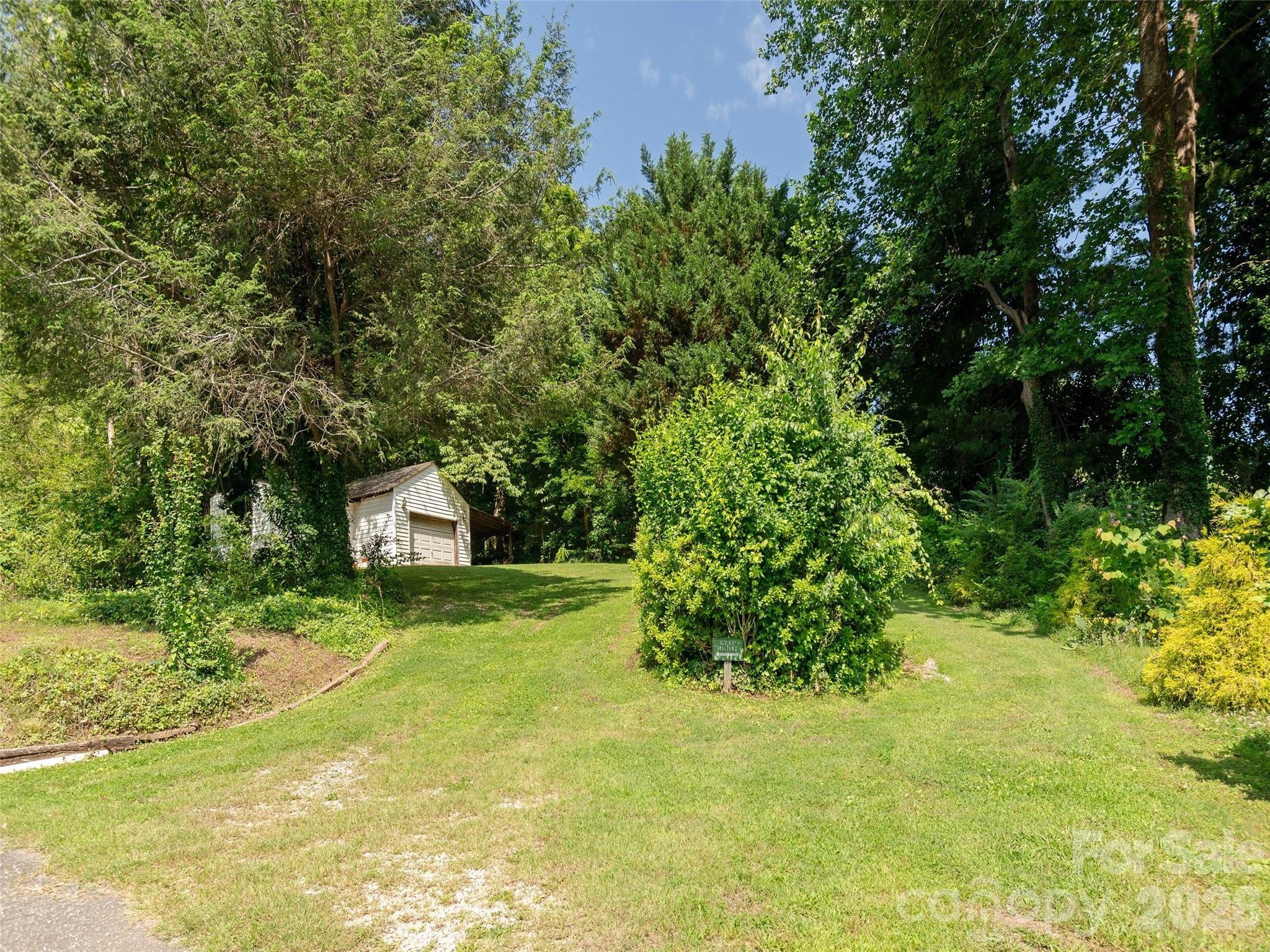 34 Lockhart Road — Tryon