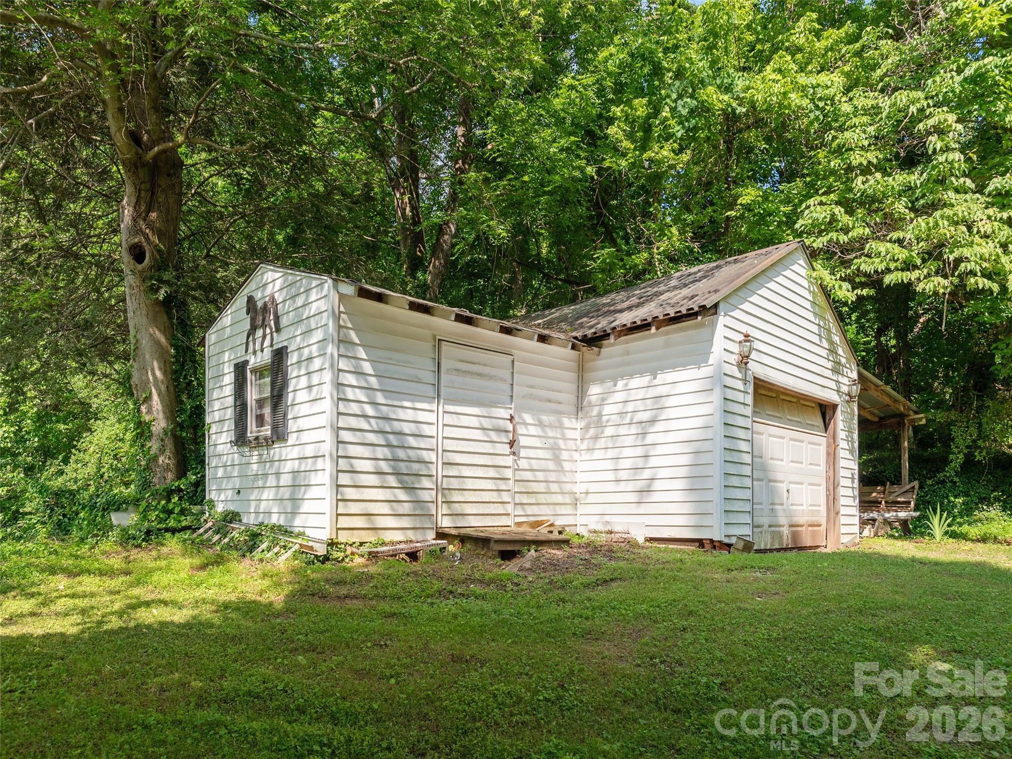 34 Lockhart Road — Tryon