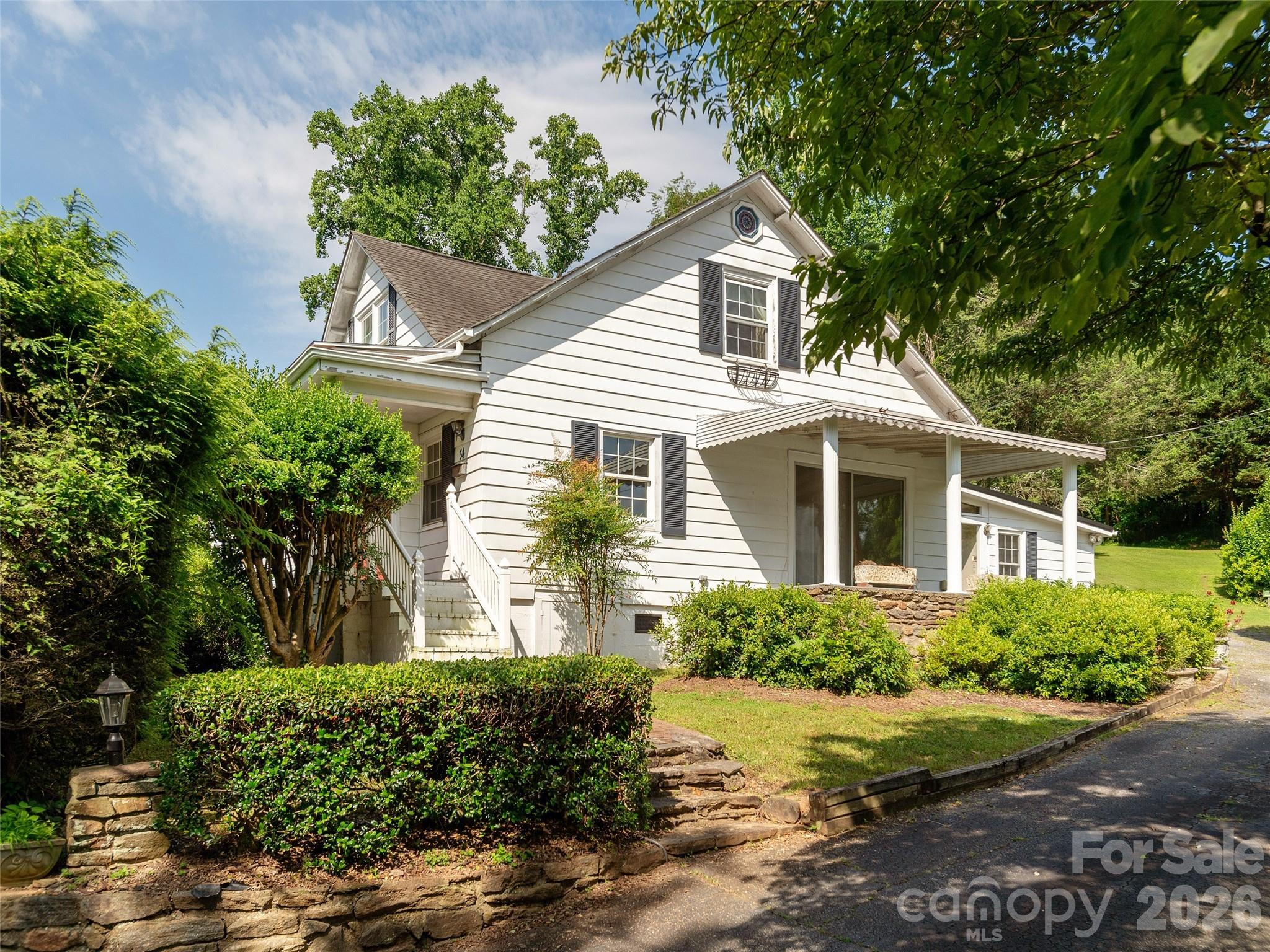 34 Lockhart Road — Tryon