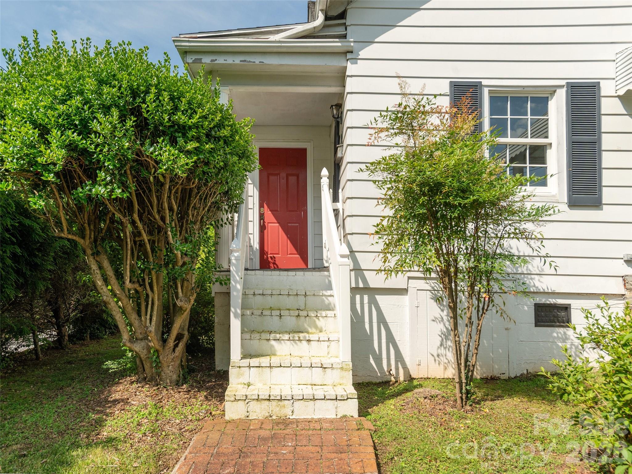 34 Lockhart Road — Tryon