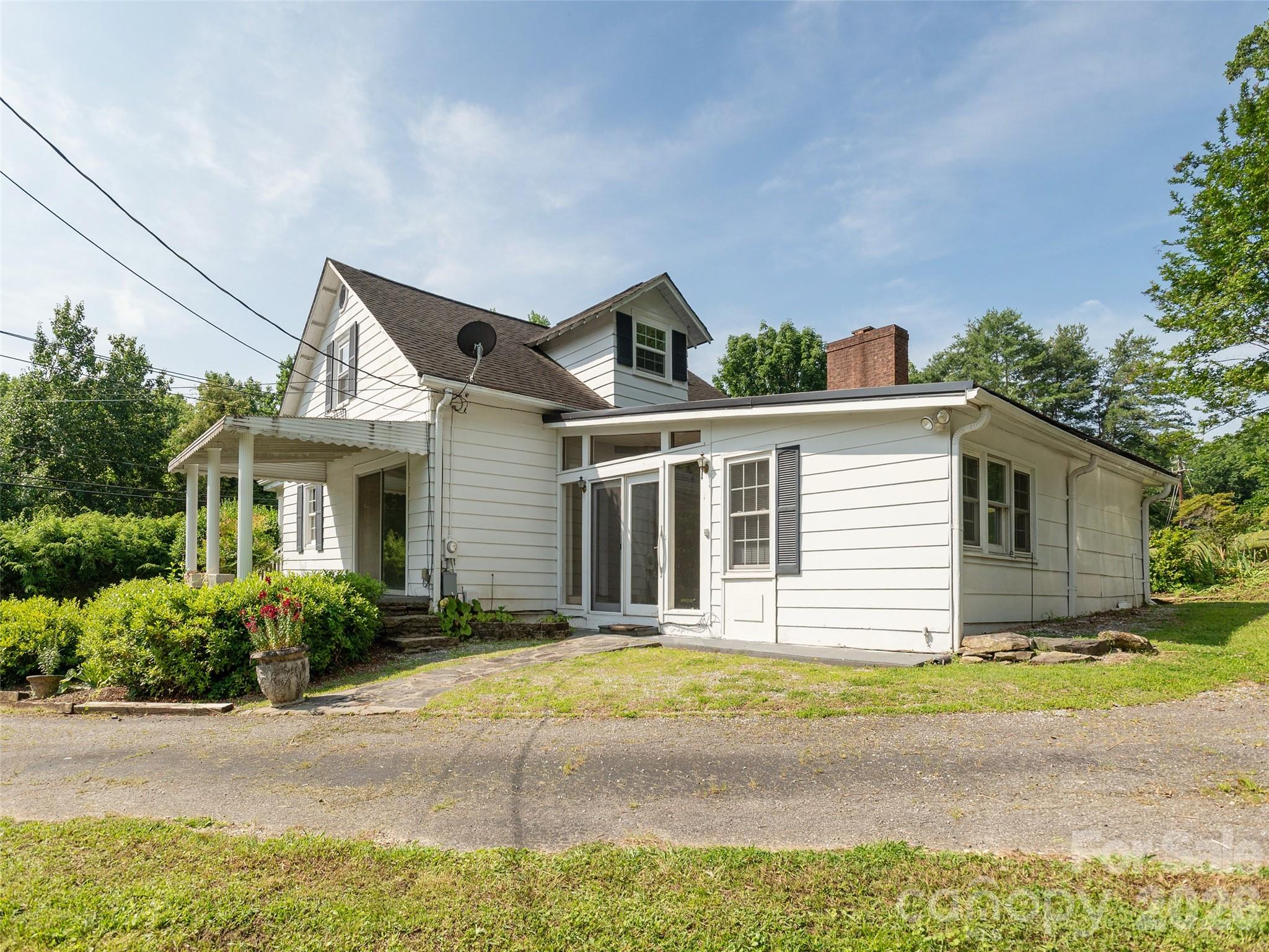 34 Lockhart Road — Tryon