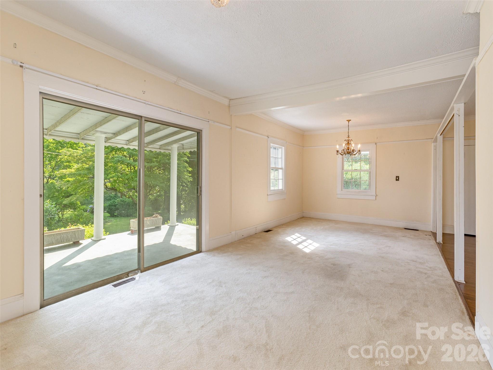 34 Lockhart Road — Tryon