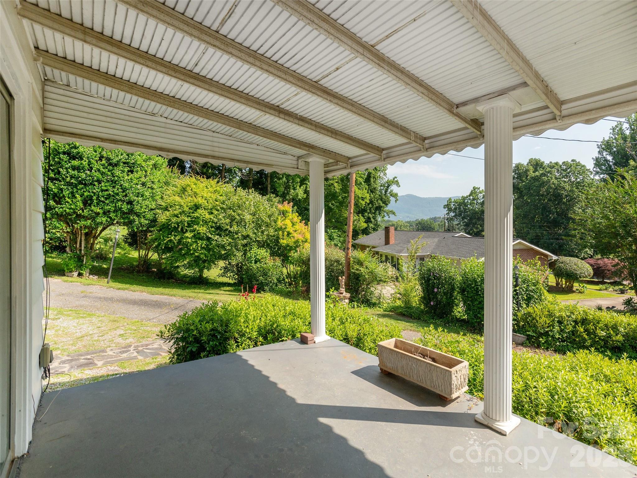 34 Lockhart Road — Tryon