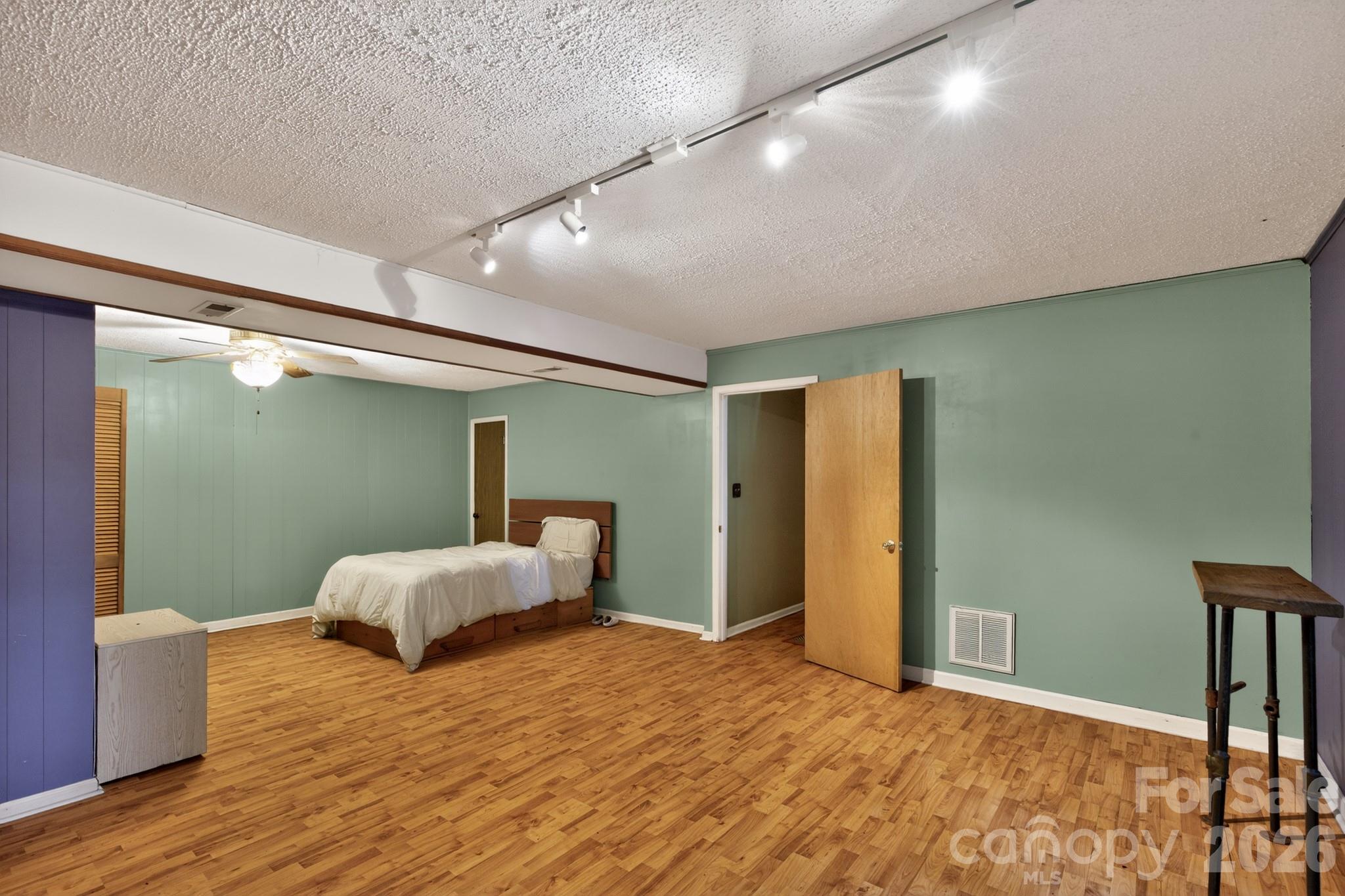 8 Shadywood Circle — Asheville