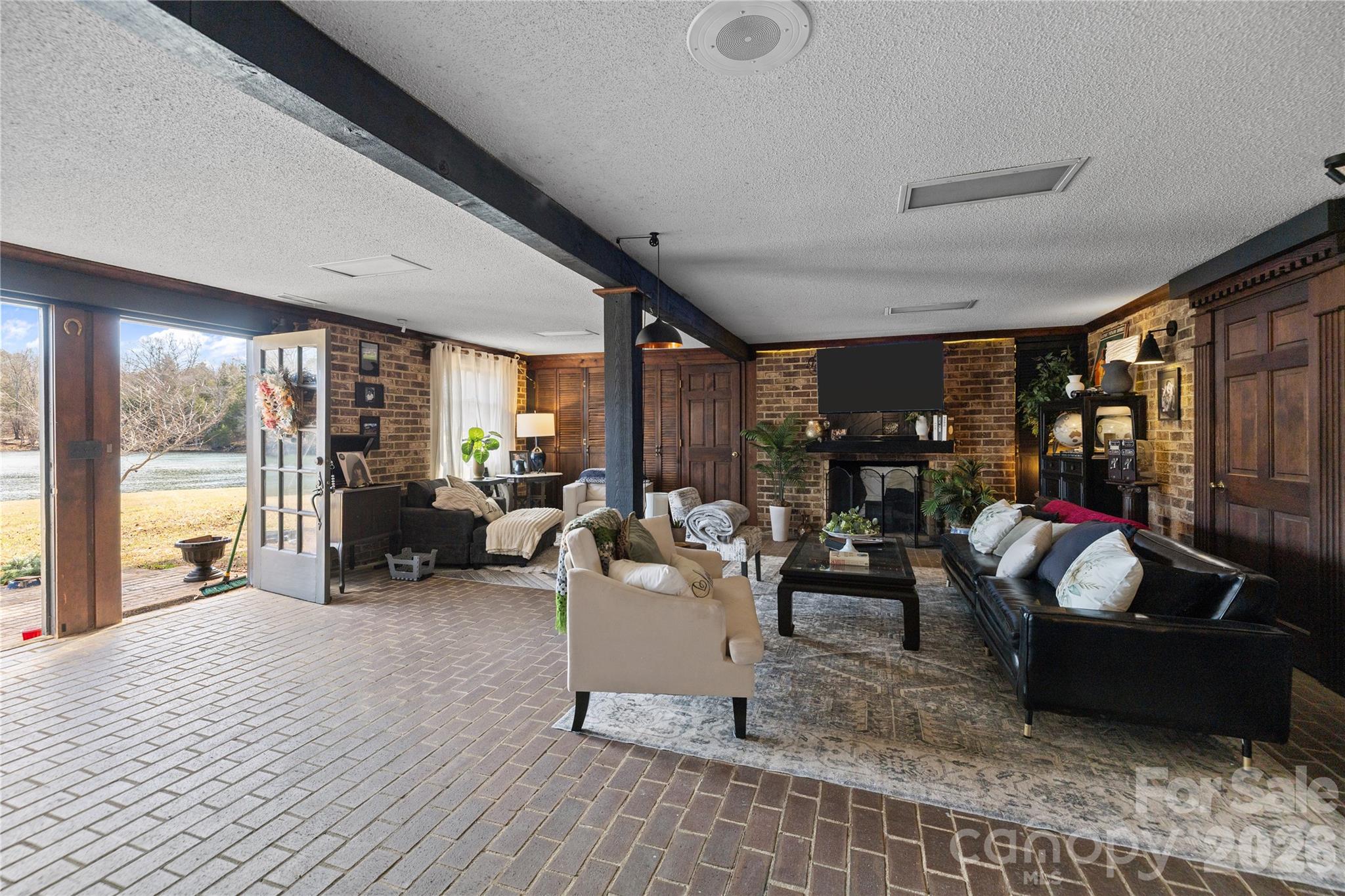 4251 Acacia Road — York