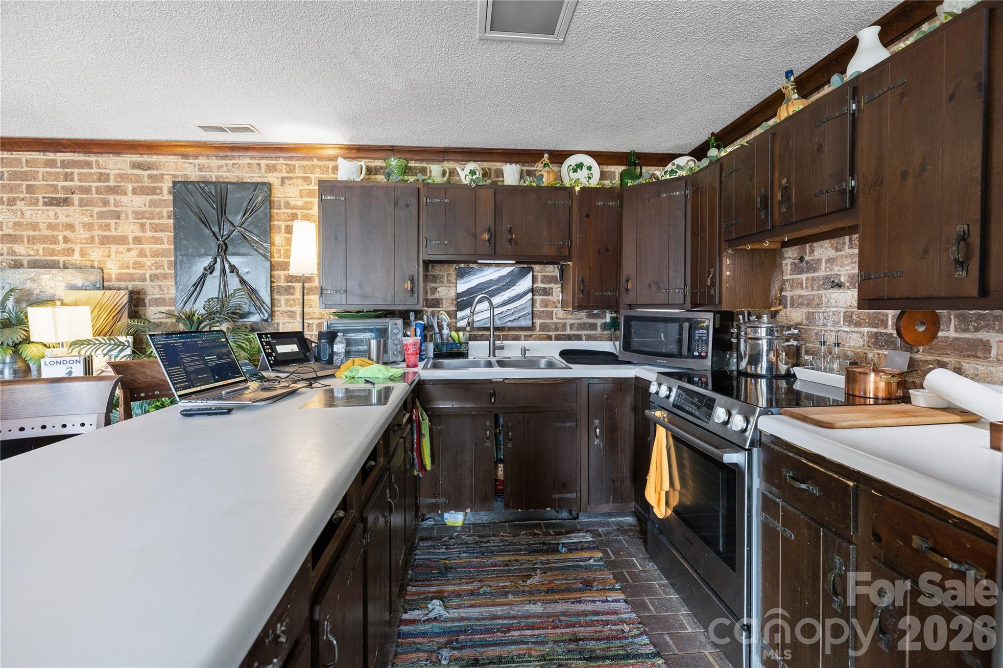 4251 Acacia Road — York