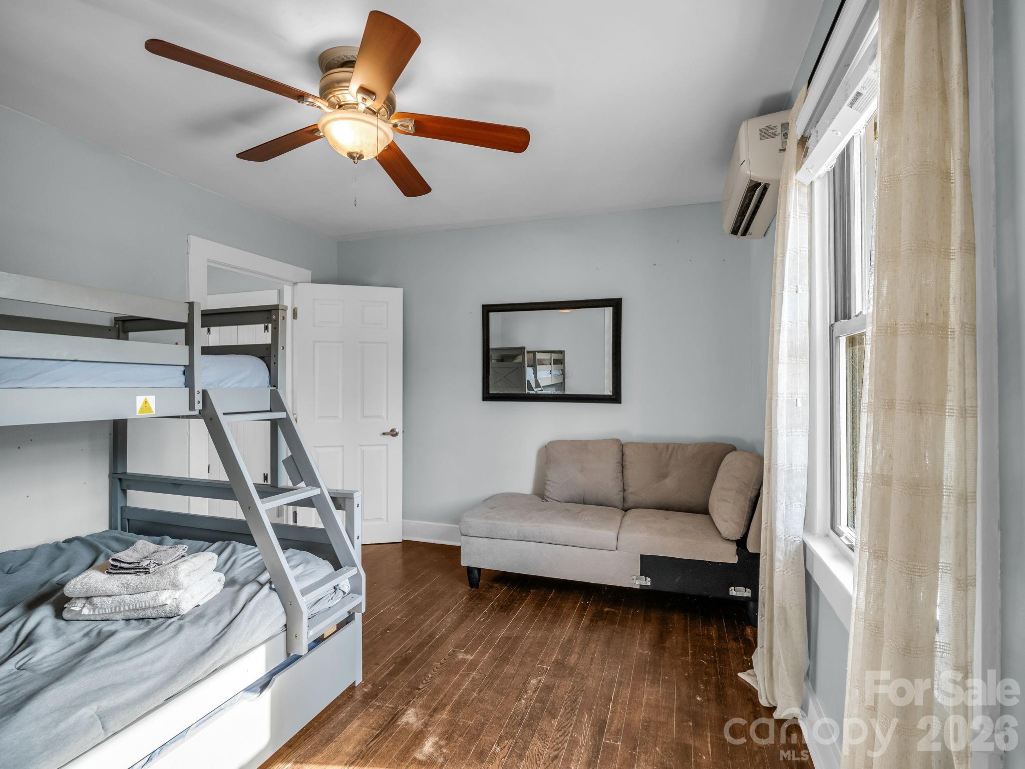 609 Edgewood Avenue — Hendersonville