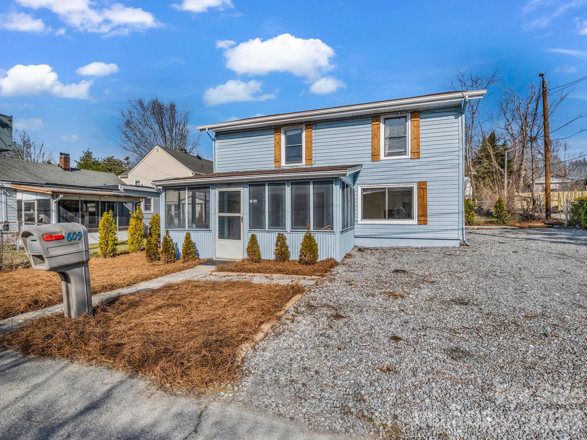 609 Edgewood Avenue — Hendersonville