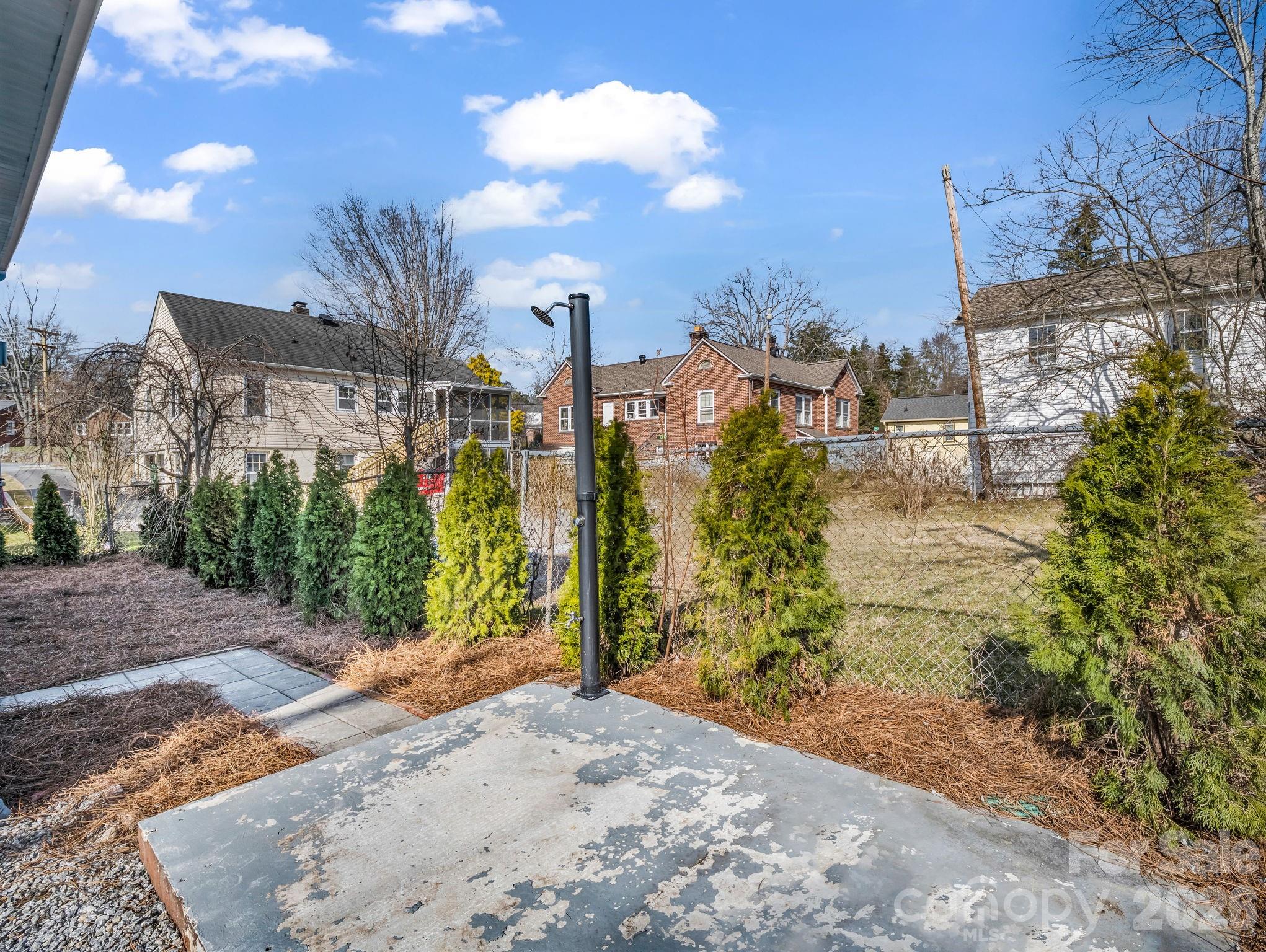 609 Edgewood Avenue — Hendersonville