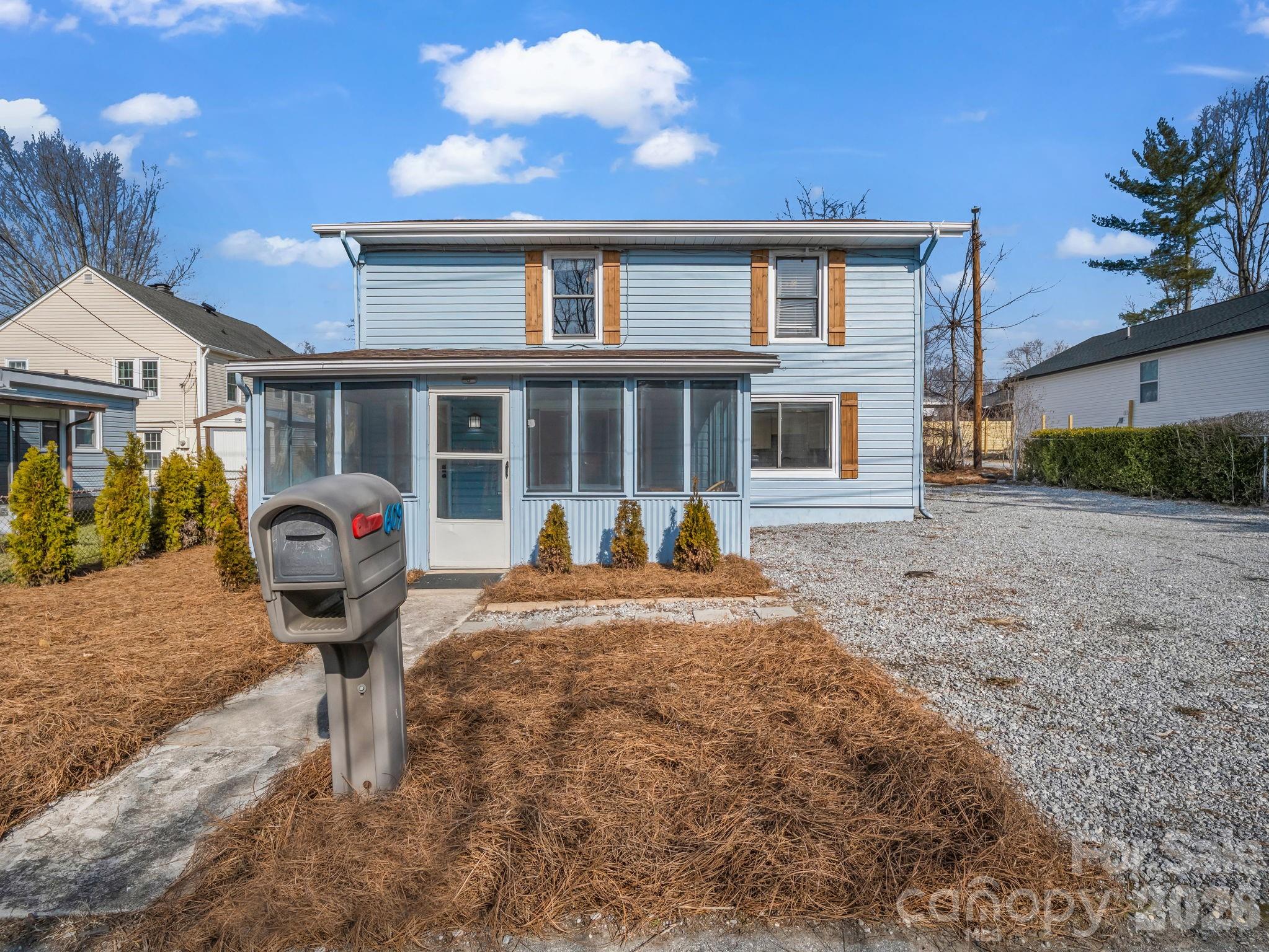 609 Edgewood Avenue — Hendersonville