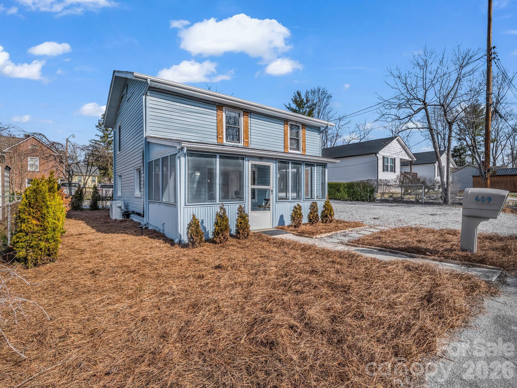 609 Edgewood Avenue — Hendersonville