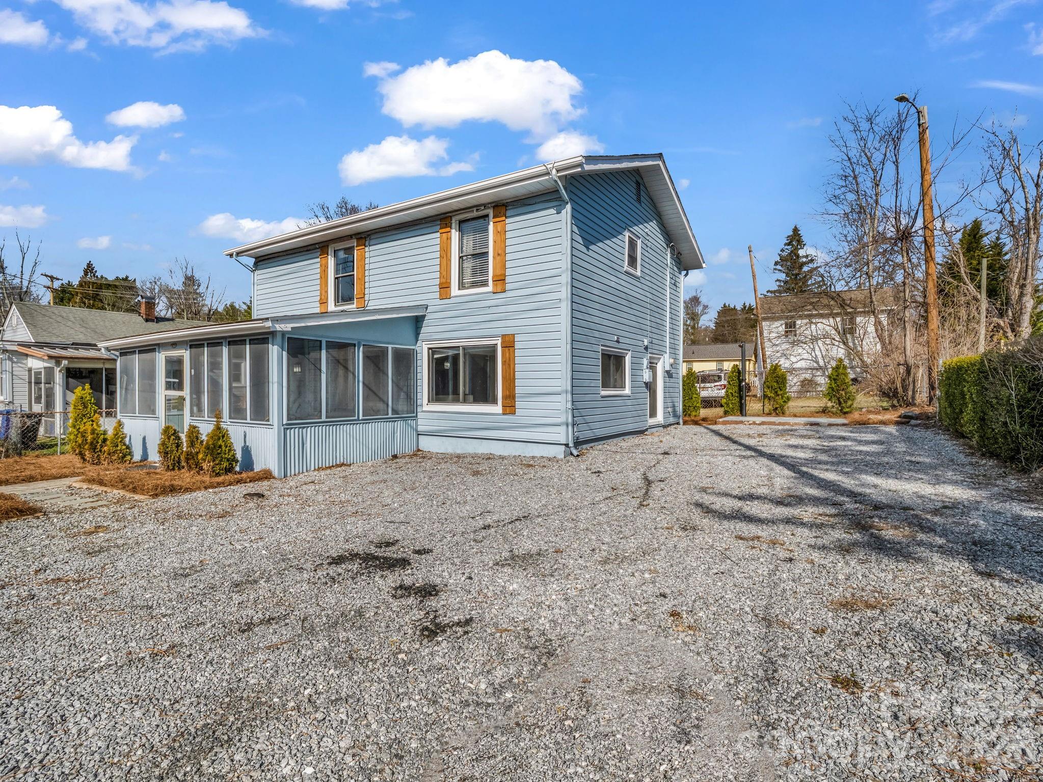 609 Edgewood Avenue — Hendersonville