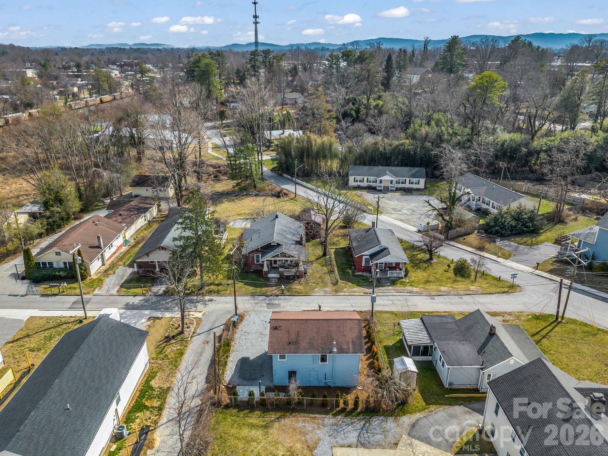 609 Edgewood Avenue — Hendersonville