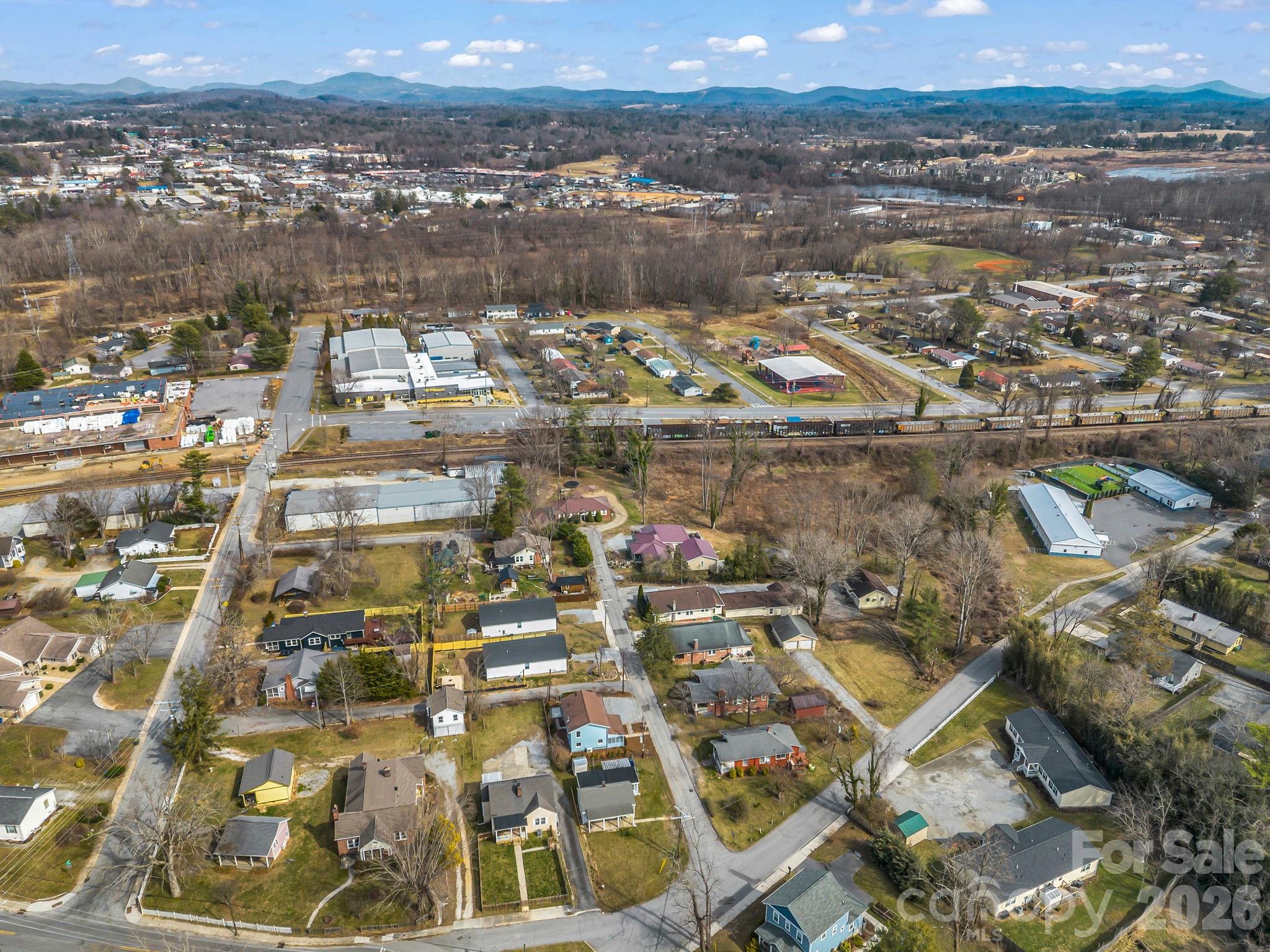 609 Edgewood Avenue — Hendersonville
