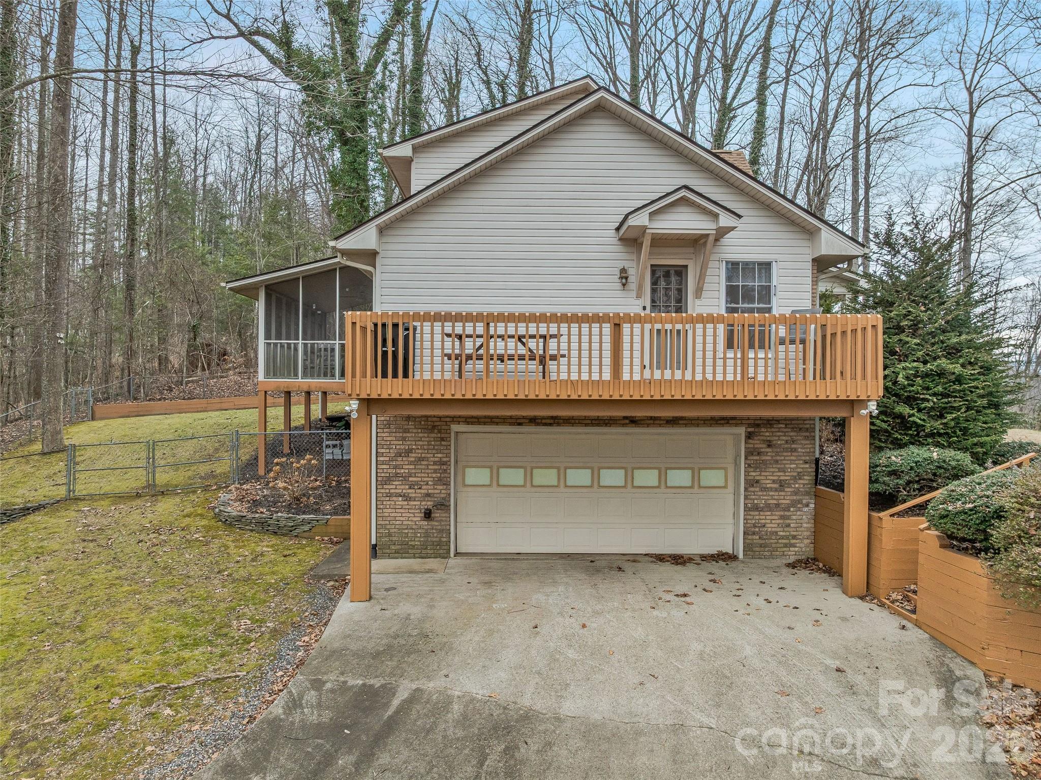 24 Abbey Lane — Hendersonville