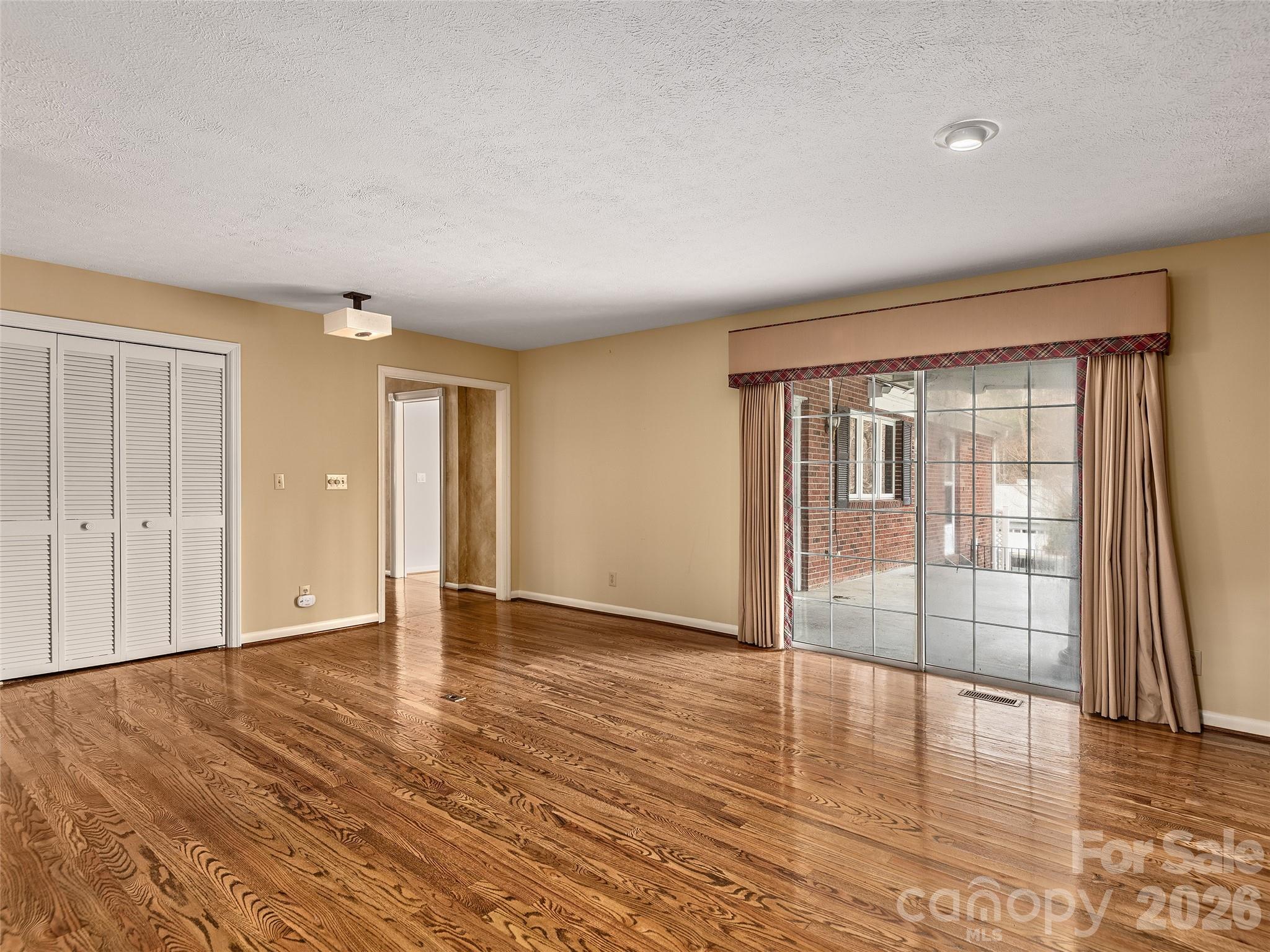 110 Glengary Drive — Flat Rock