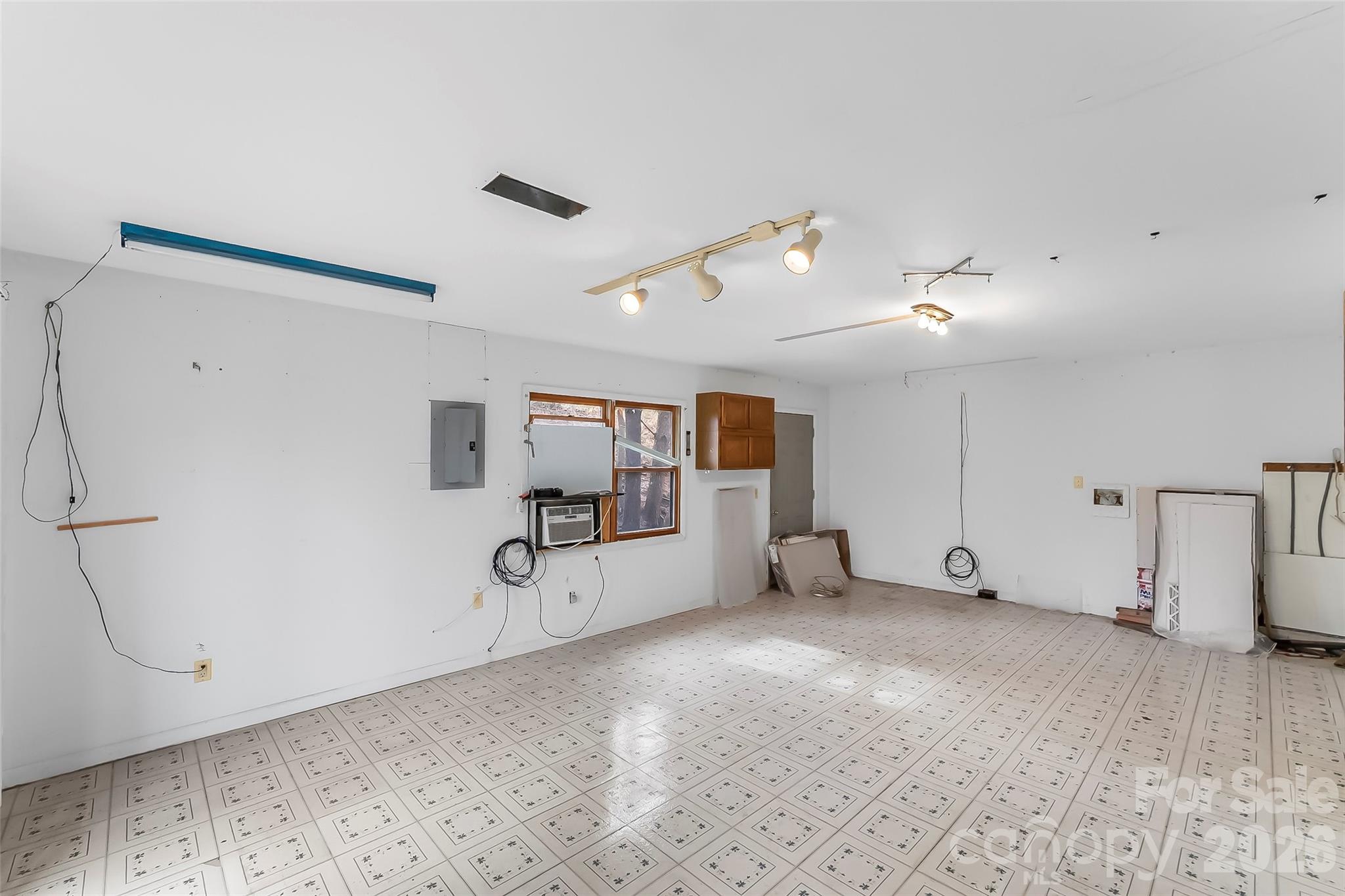 350 Sandy Bottom Road — Marshall