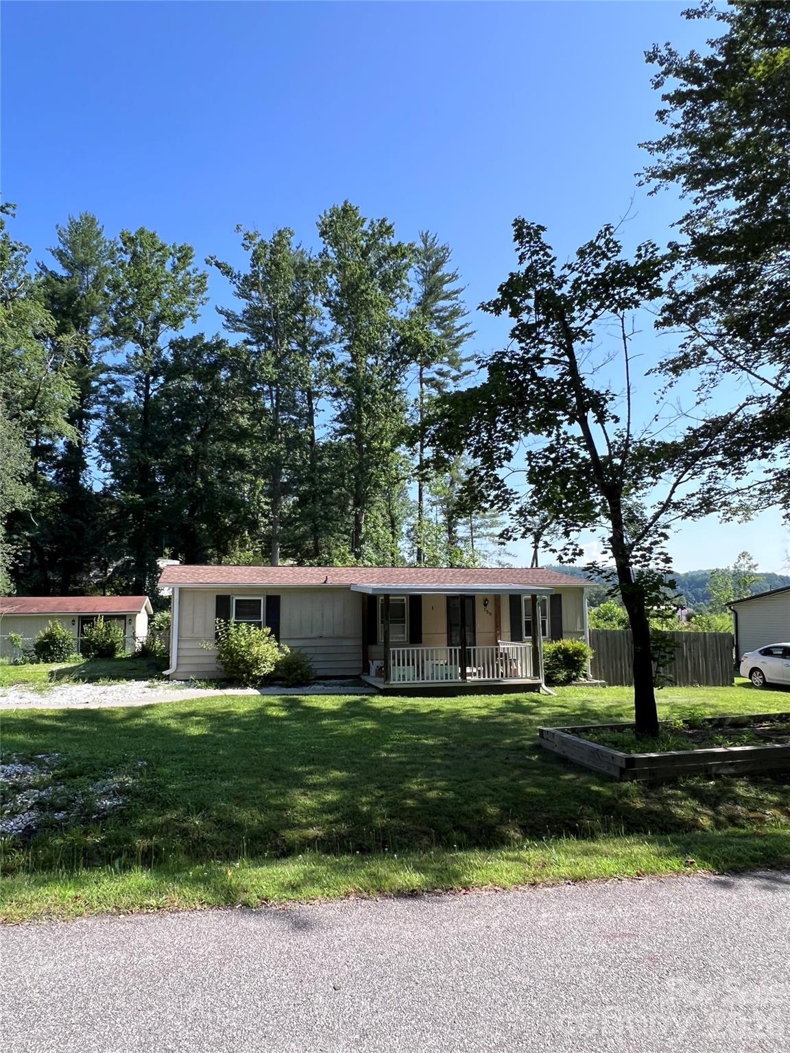 150 Piney Ridge Drive — Hendersonville
