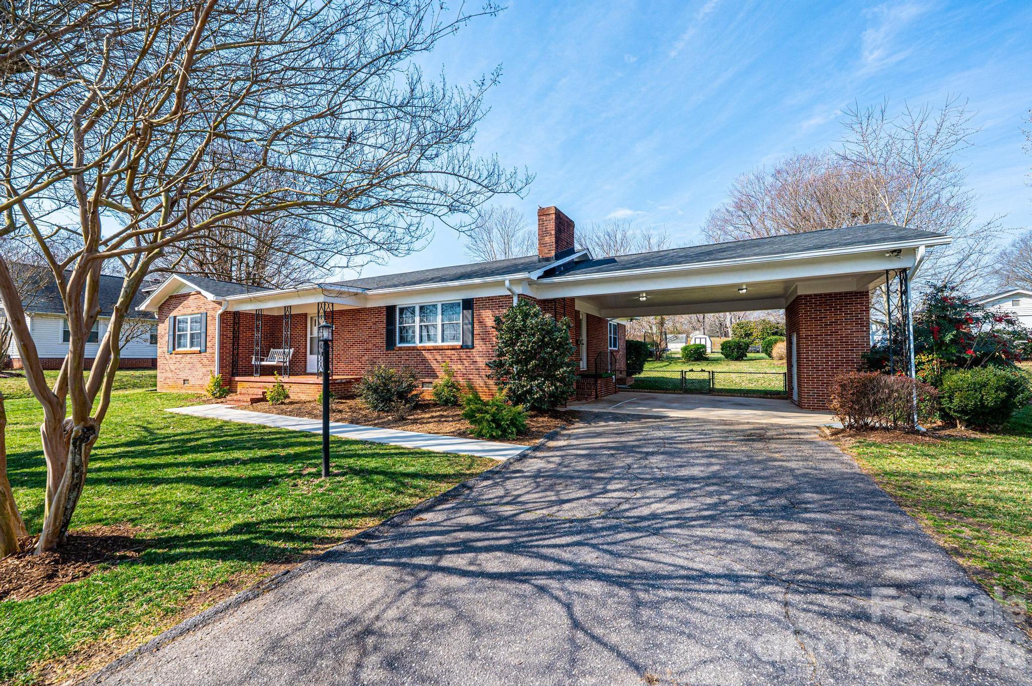 1425 5th Street NE — Hickory