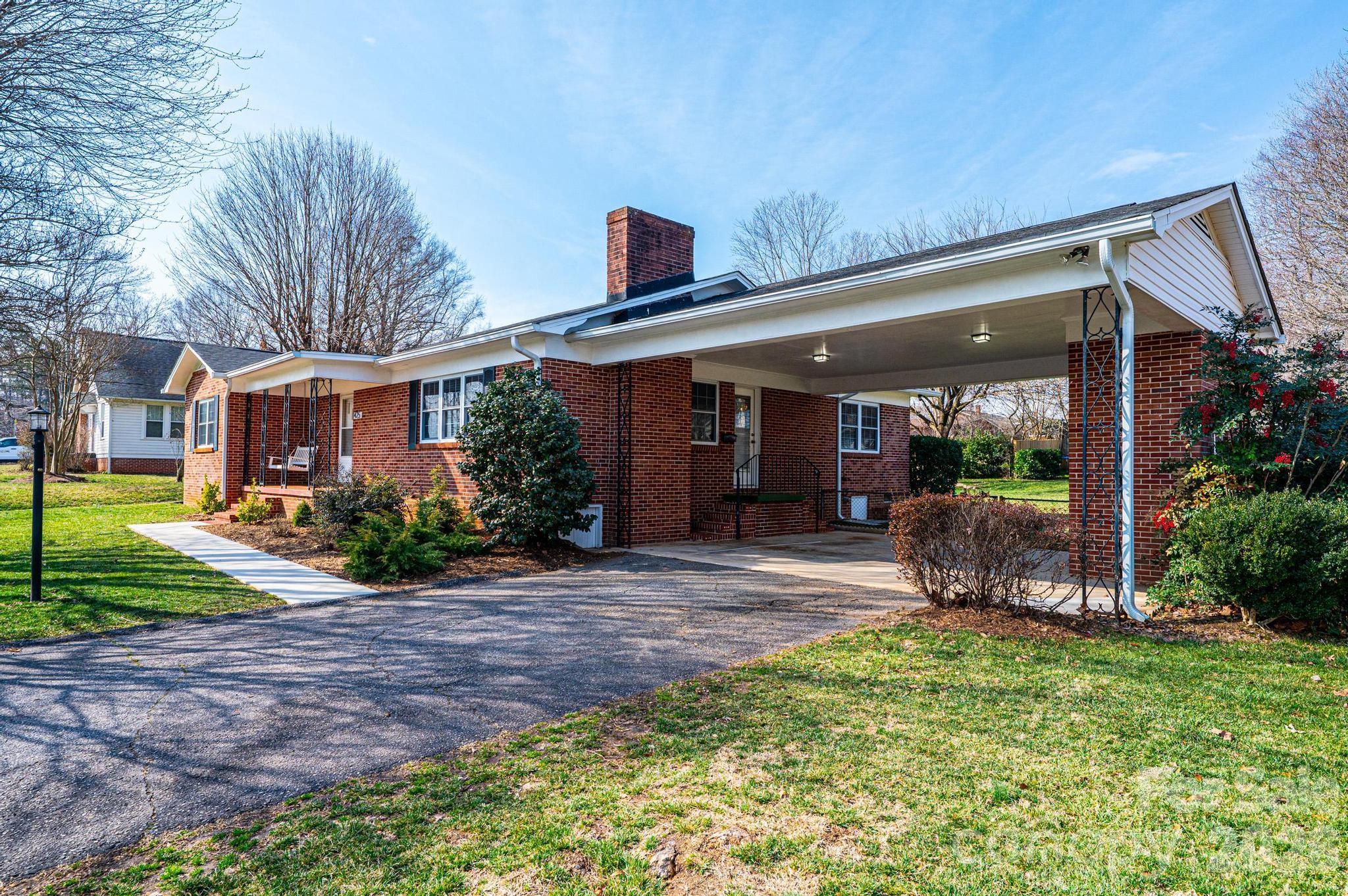 1425 5th Street NE — Hickory
