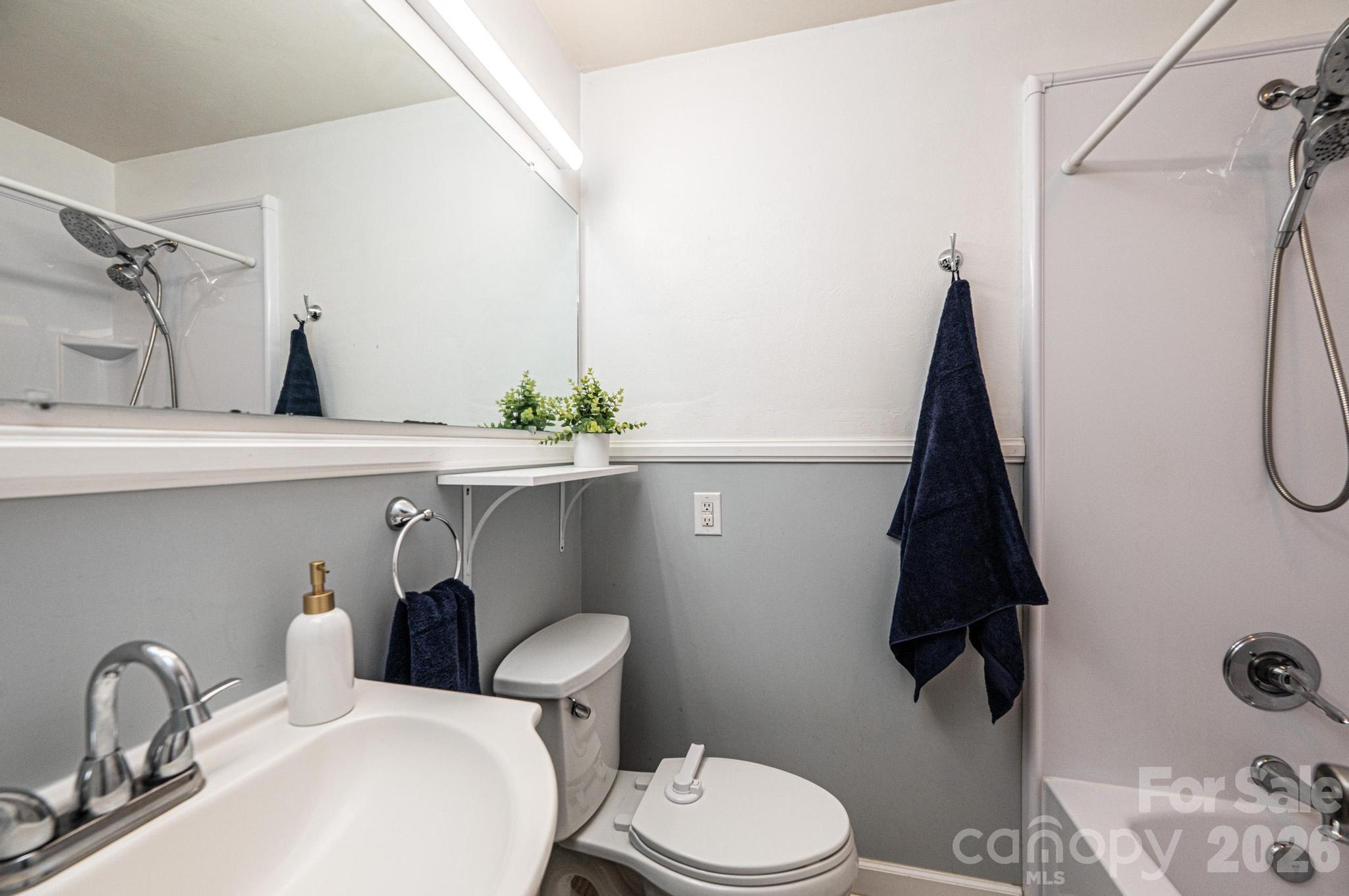 1425 5th Street NE — Hickory