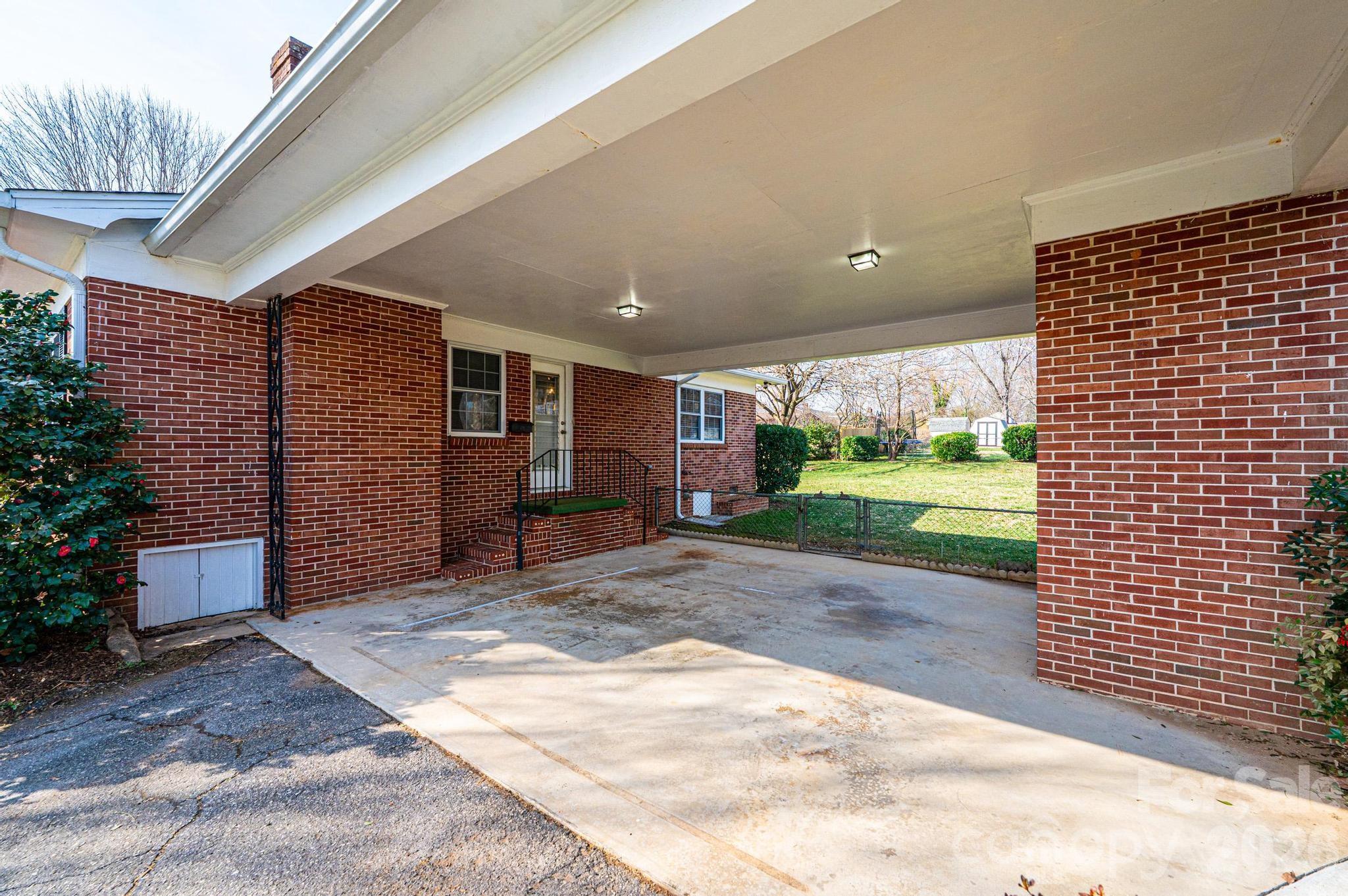 1425 5th Street NE — Hickory