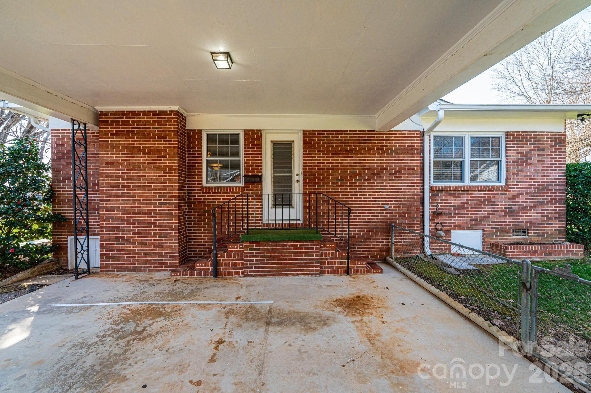 1425 5th Street NE — Hickory