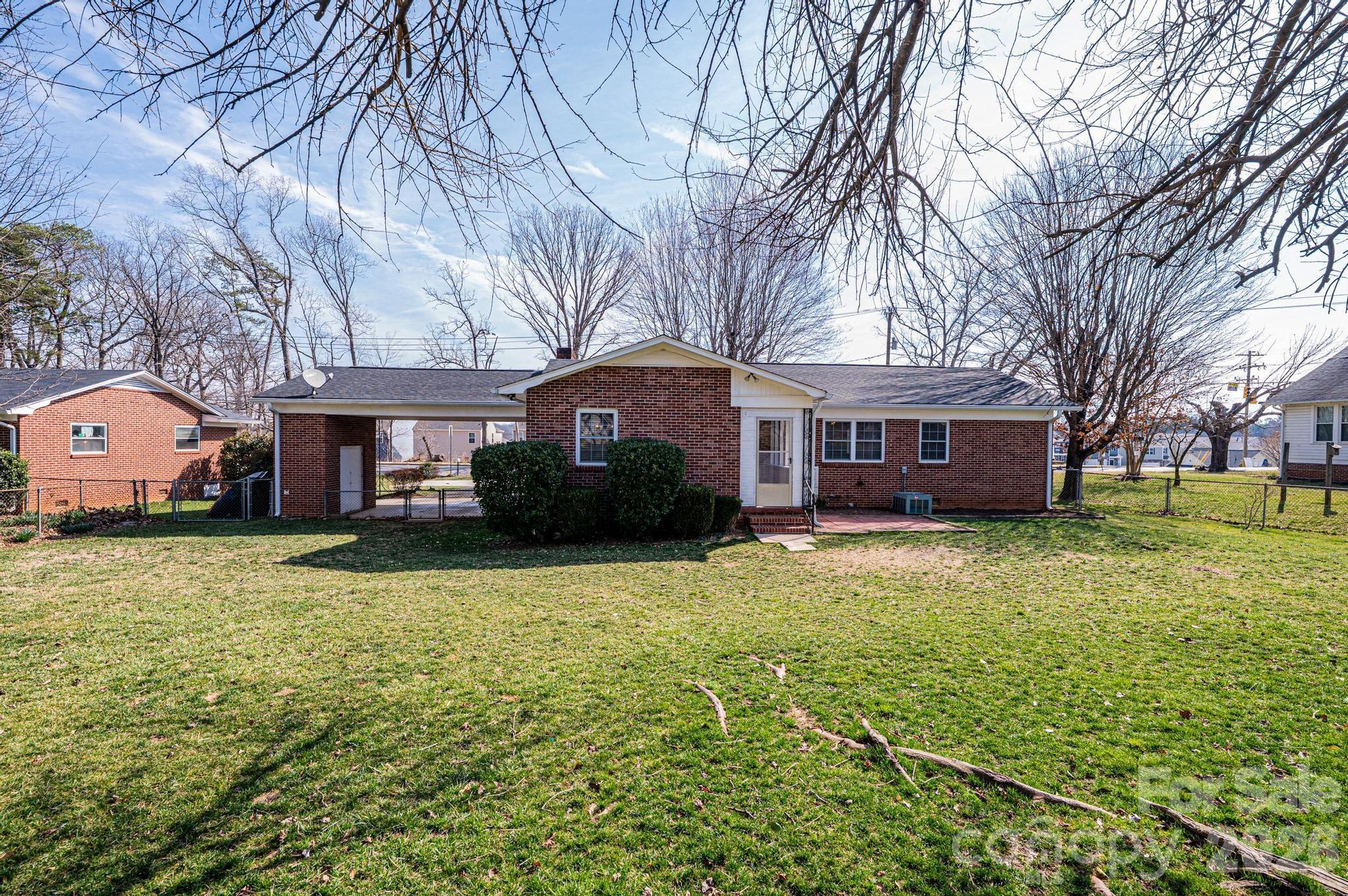 1425 5th Street NE — Hickory