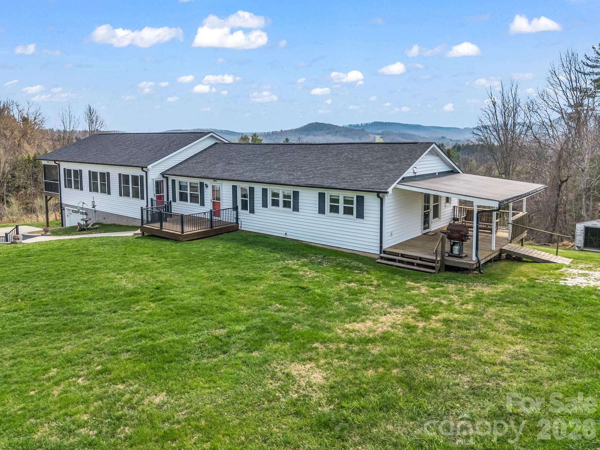 1086 Carters Ridge Road — Spruce Pine